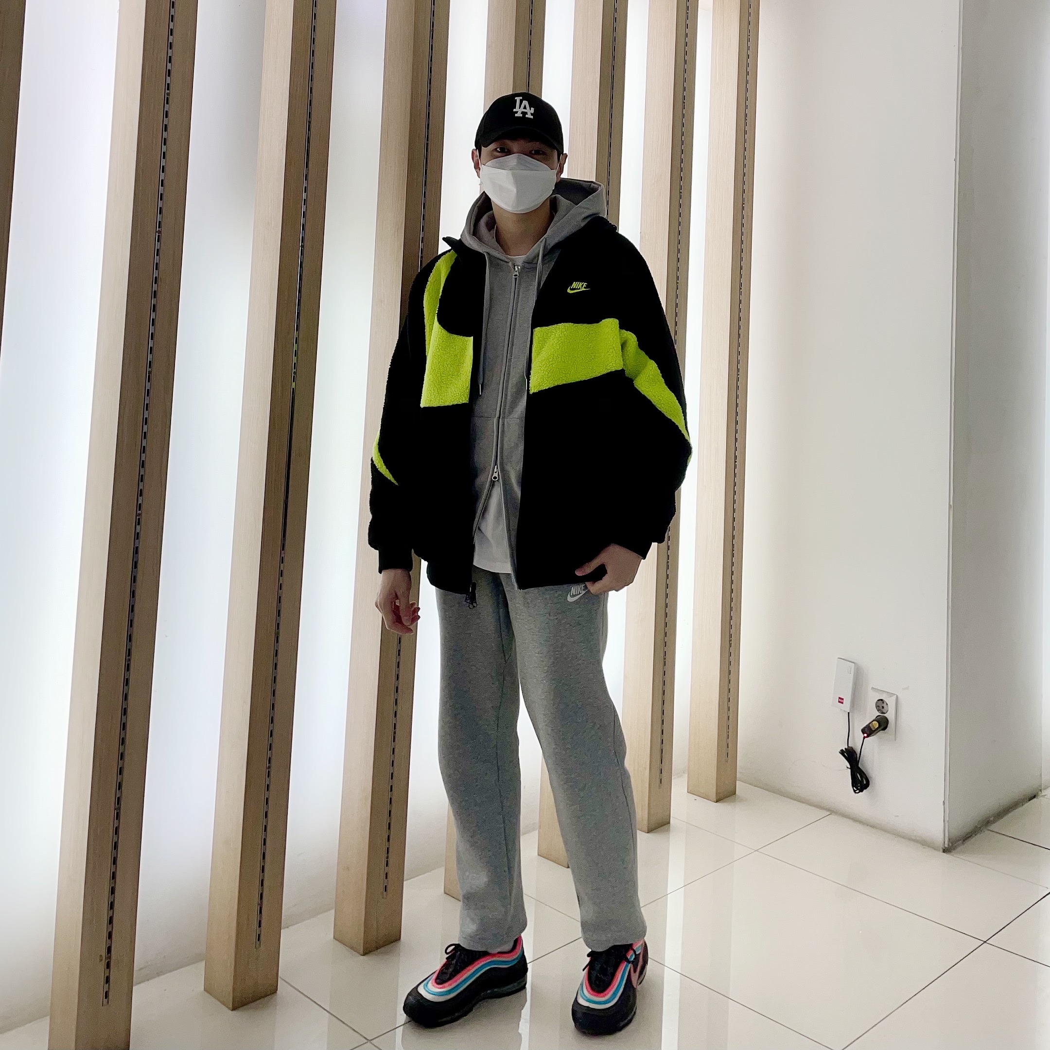 Nike Big Swoosh Full Zip Jacket Black Volt, Nike Air Max 97 Neon Seoul 착용 스타일