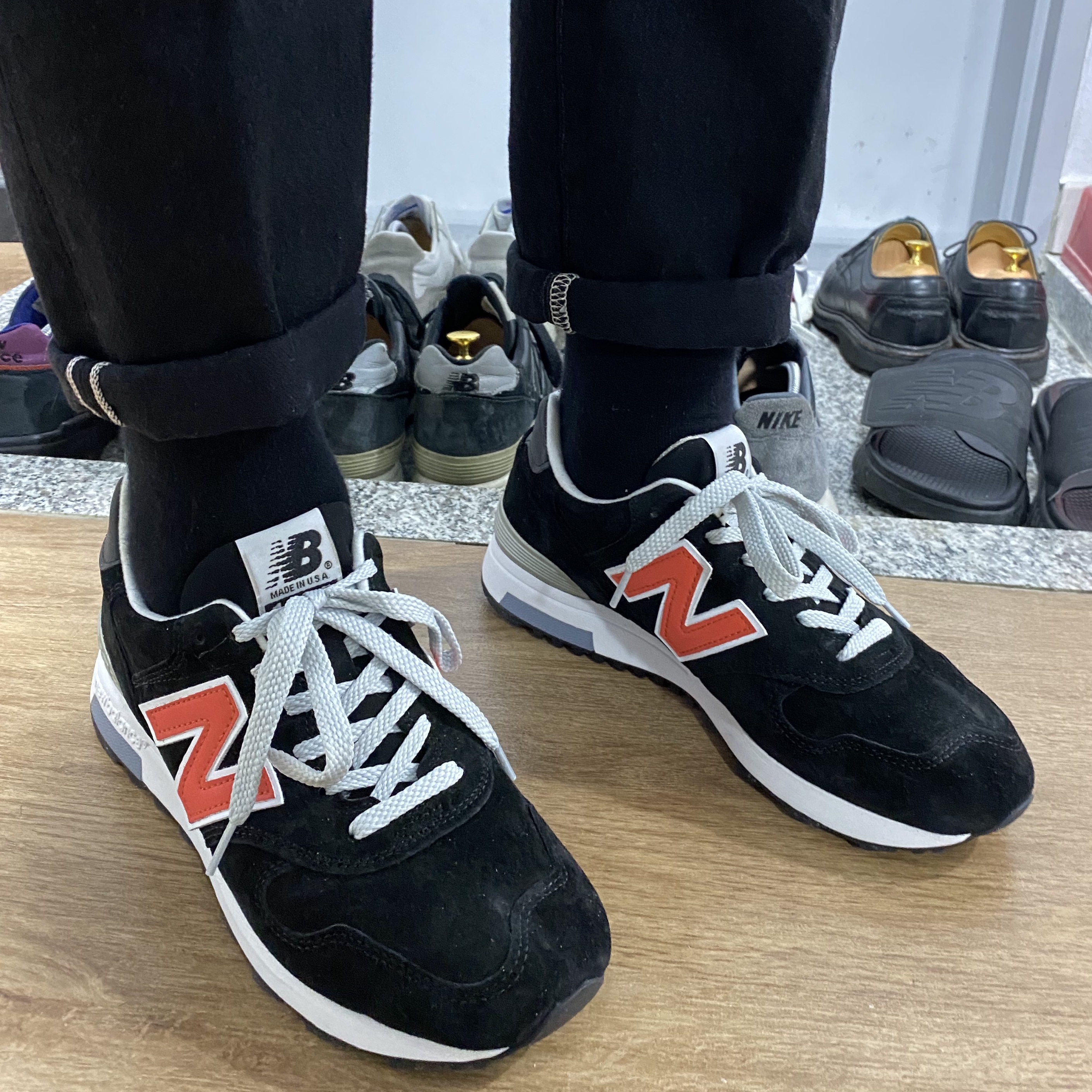 New Balance x J.Crew 1400 Made in USA Black Orange 착용 스타일 - 2