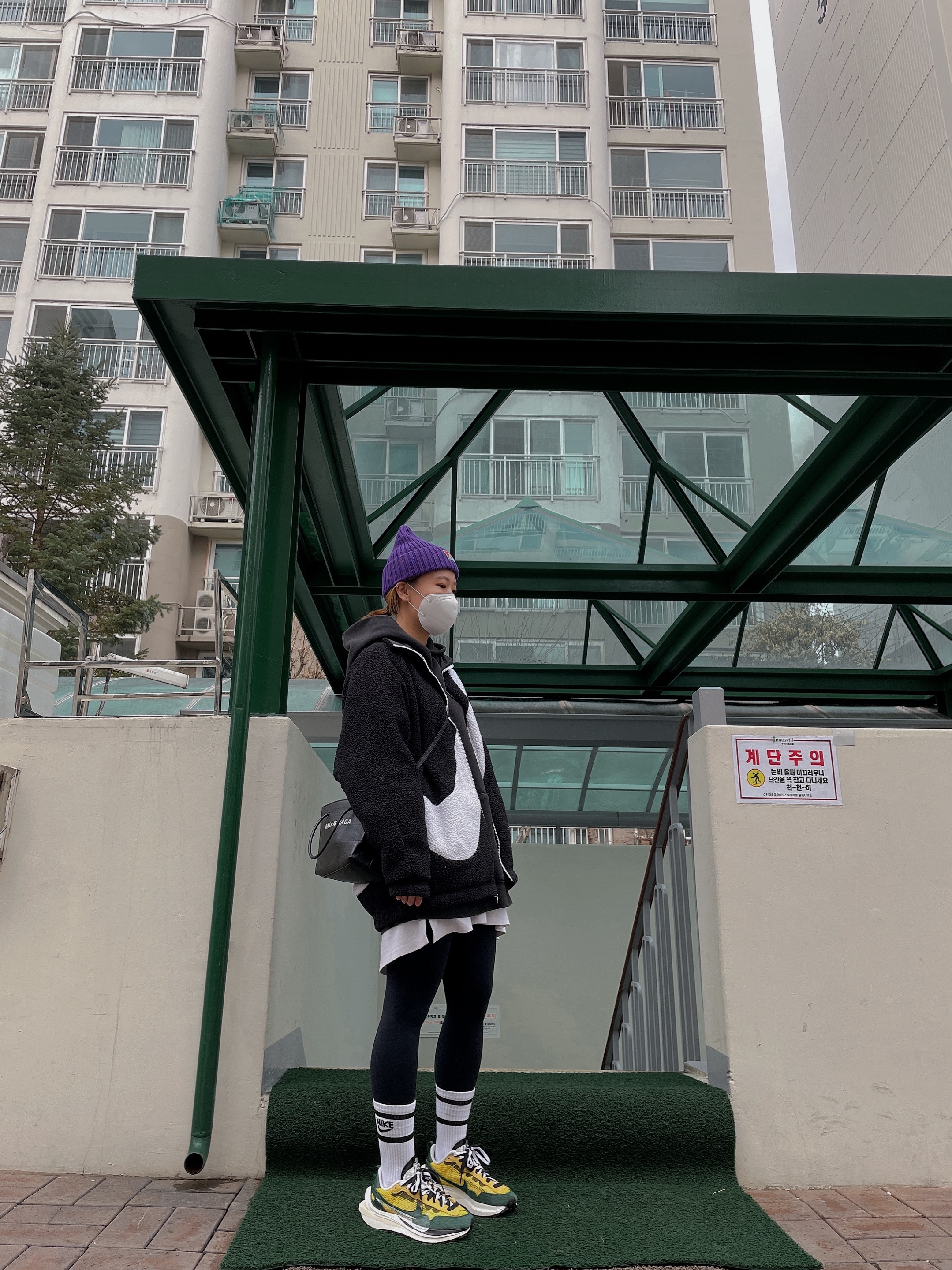 Nike x Sacai VaporWaffle Tour Yellow & Gorge Green Sail 착용 스타일