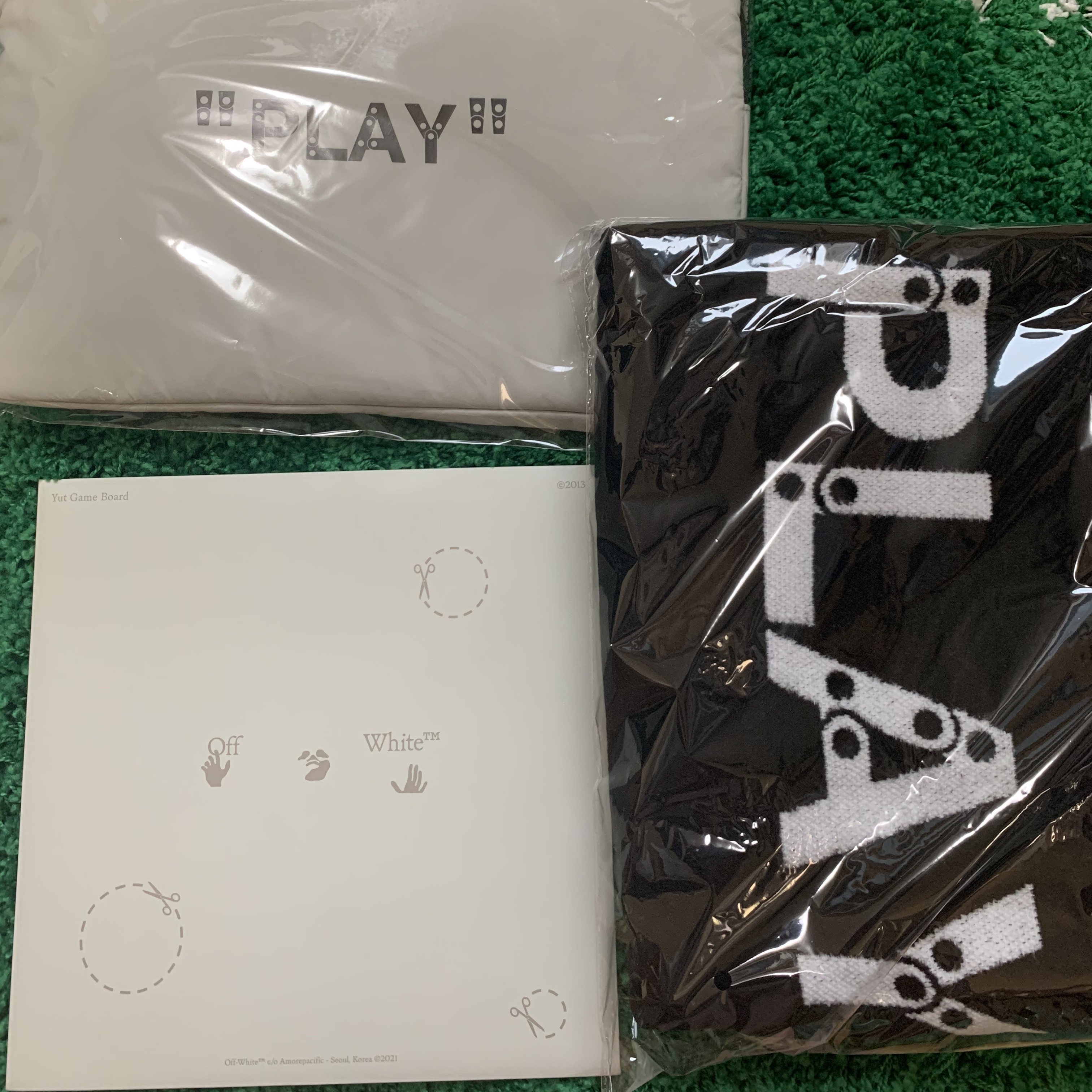 Off-White x Amore Pacific Play Kit 착용 스타일