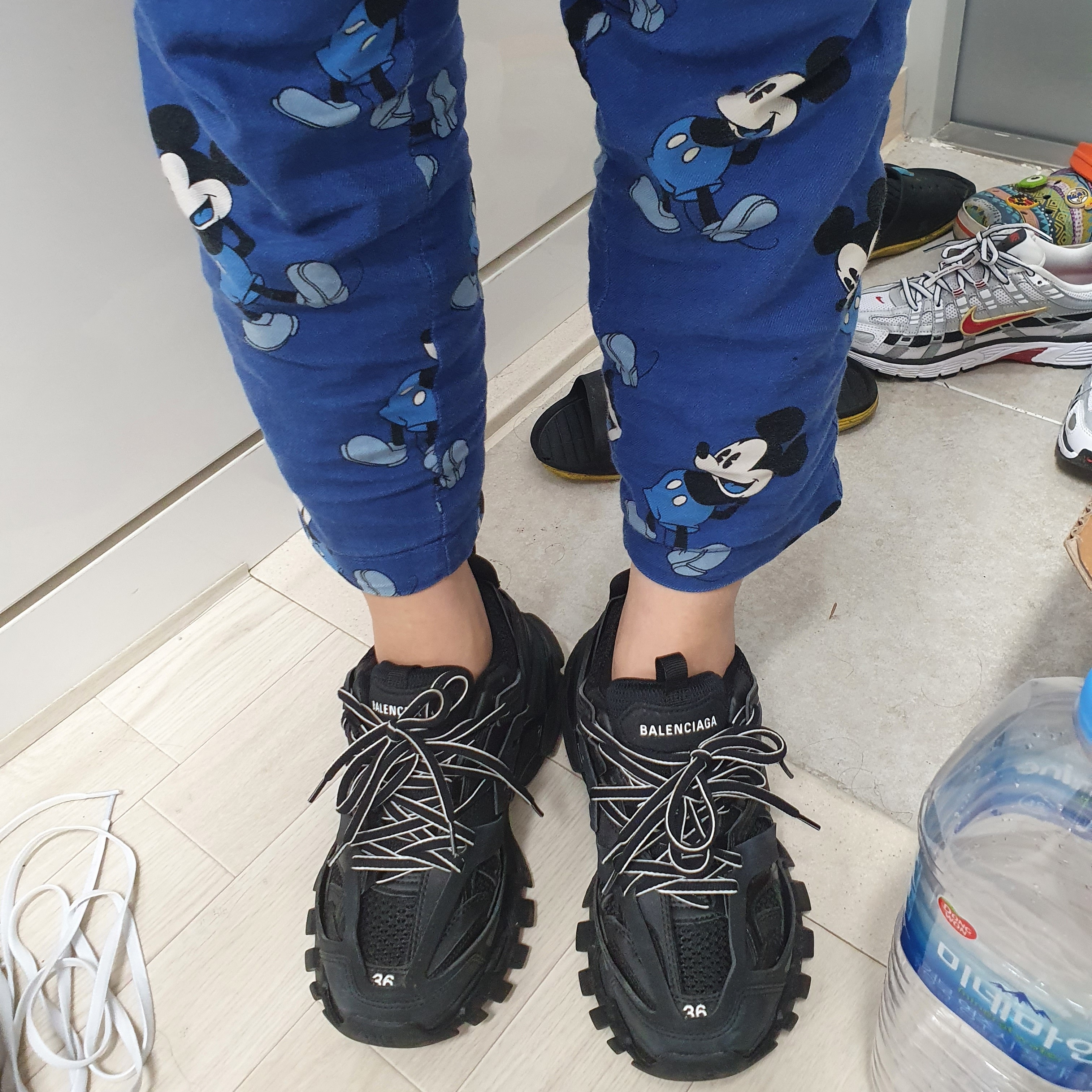 Balenciaga Track Sneakers Triple Black 착용 스타일 - 2