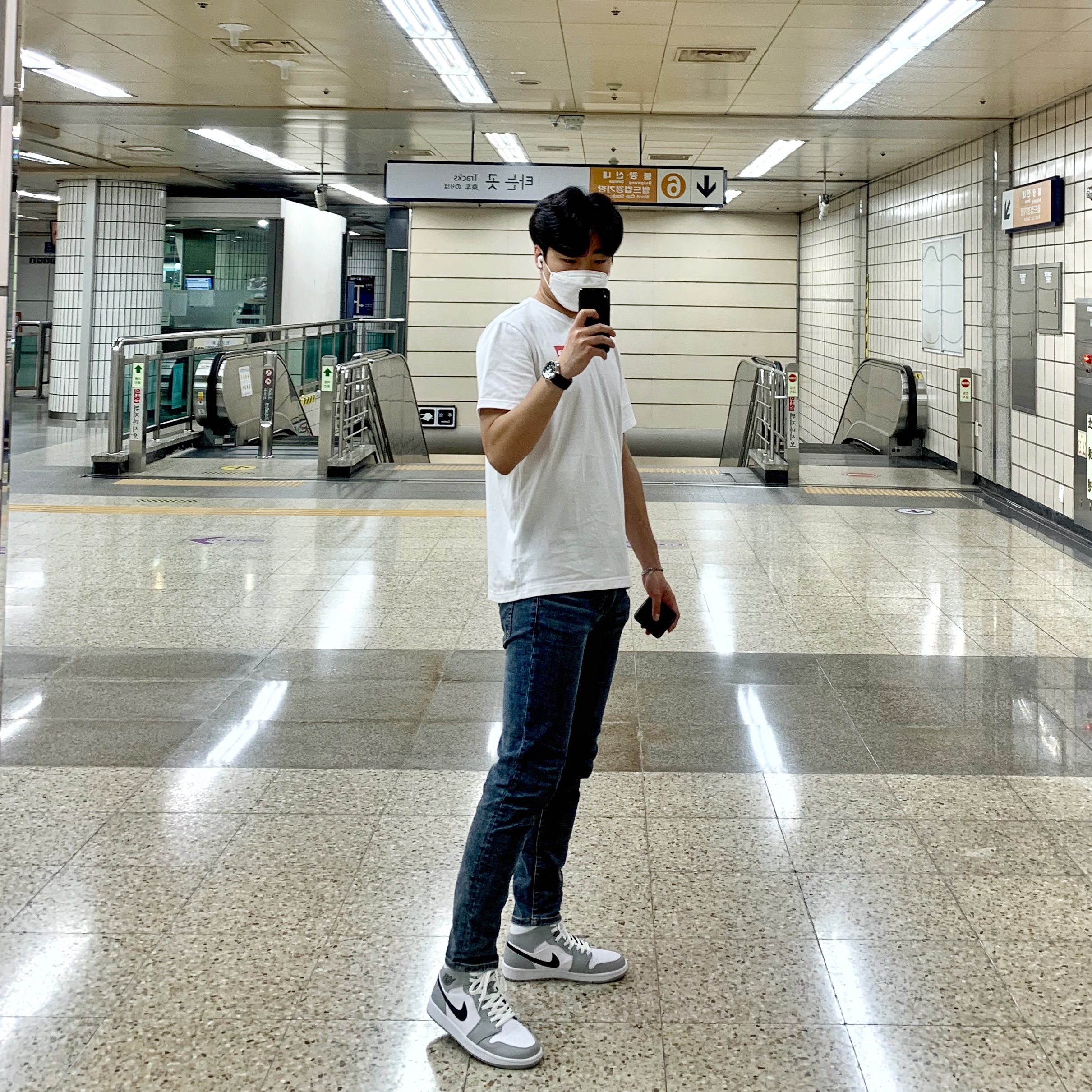 Jordan 1 Mid Light Smoke Grey 착용 스타일