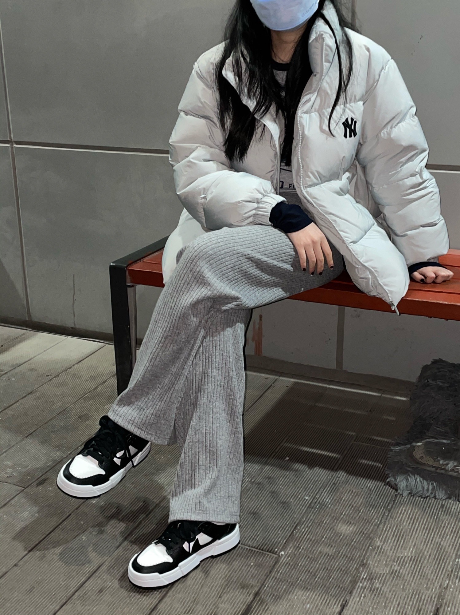 (W) Nike Dunk Low Disrupt Black White 착용 스타일 - 2