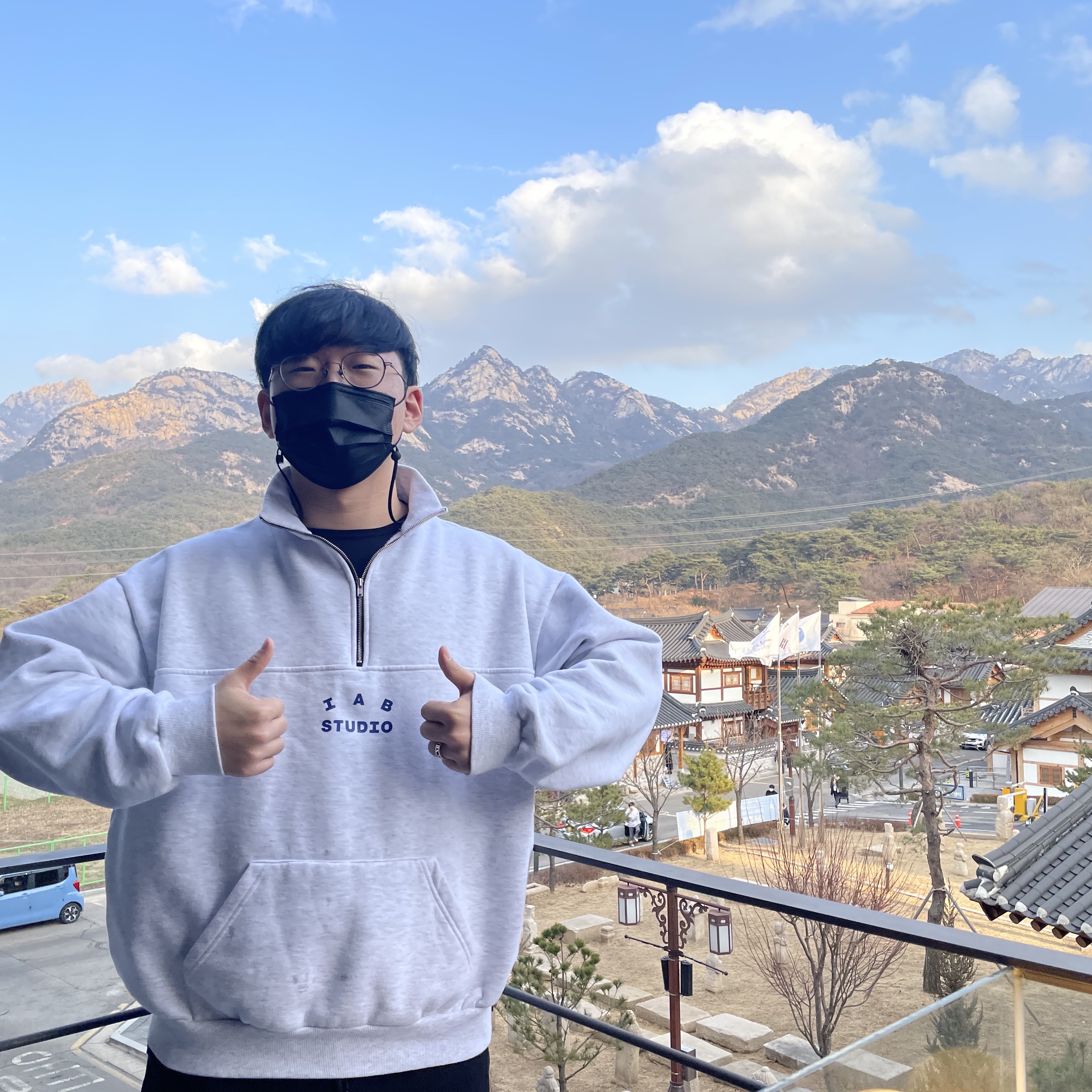 IAB Studio Half Zip Pullover Light Gray 착용 스타일