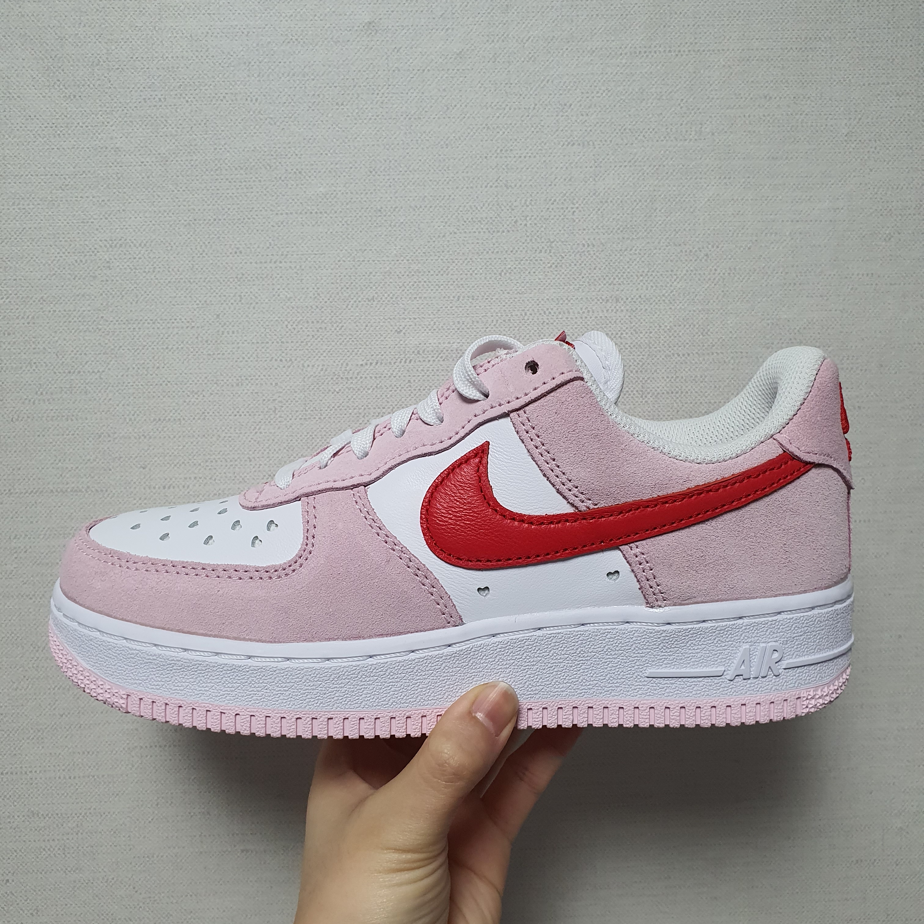 Nike Air Force 1 '07 QS Valentine's Day 착용 스타일
