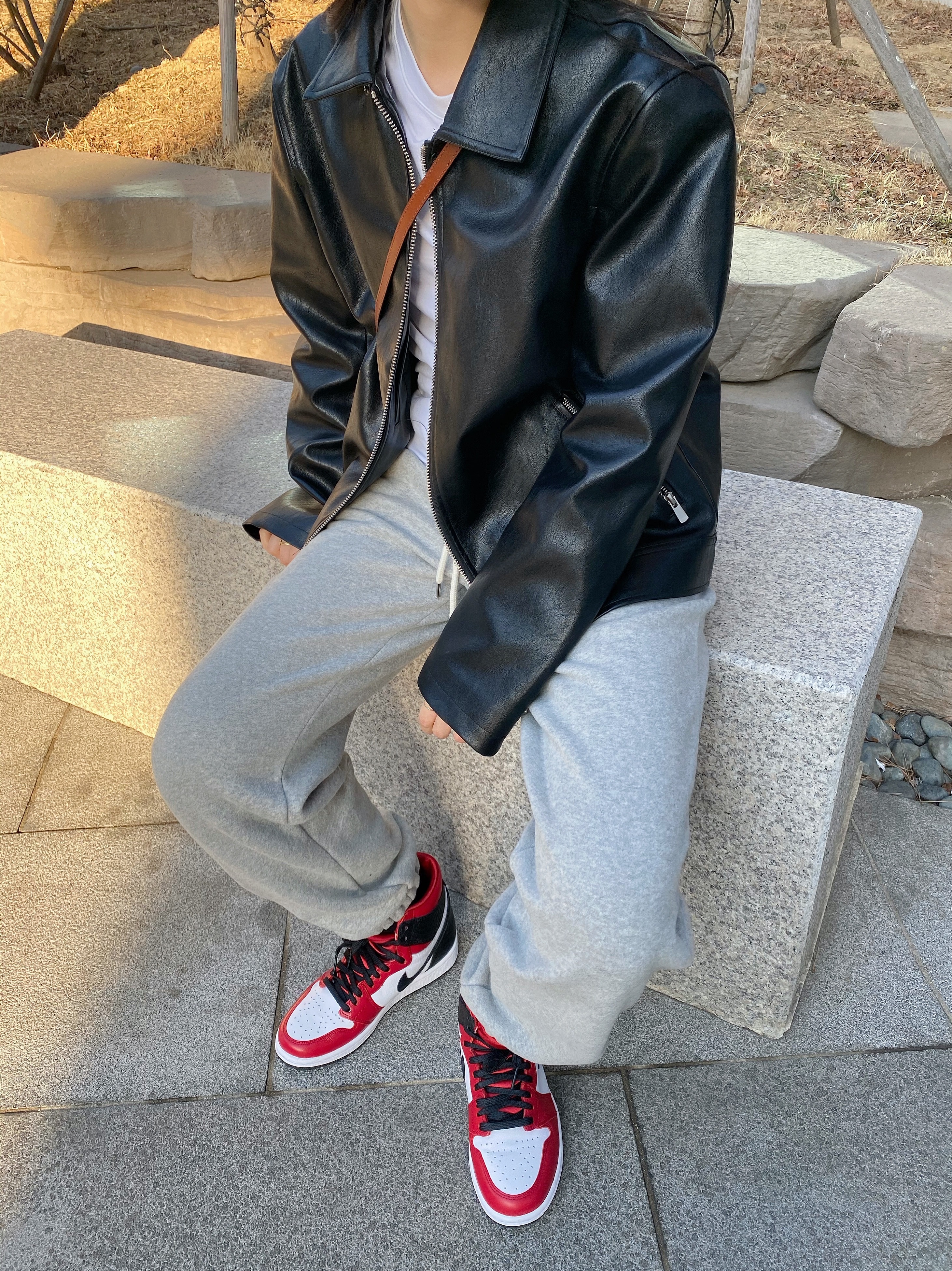 (W) Jordan 1 Retro High Satin Red 착용 스타일 - 4