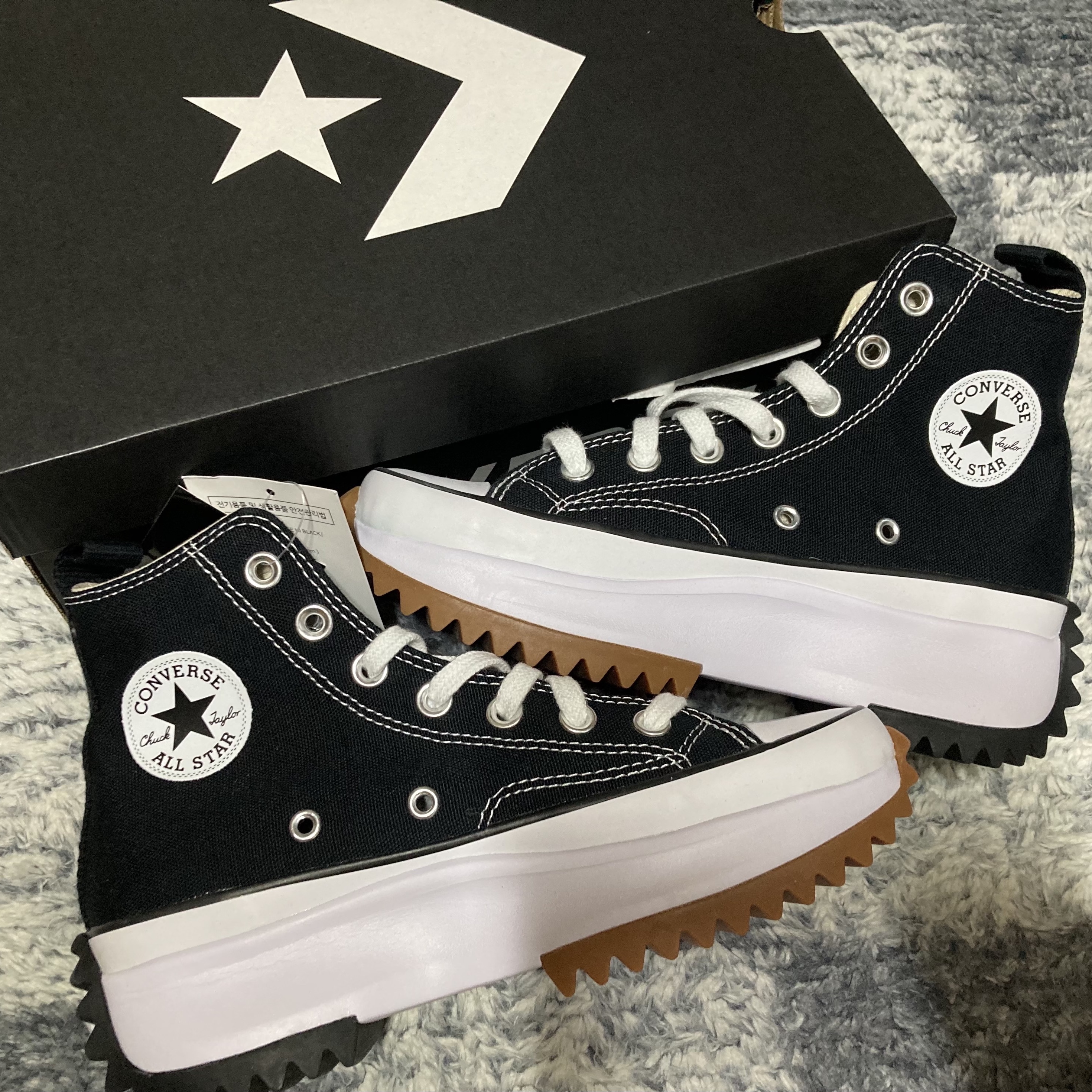 Converse Run Star Hike Hi Black White Gum 착용 스타일