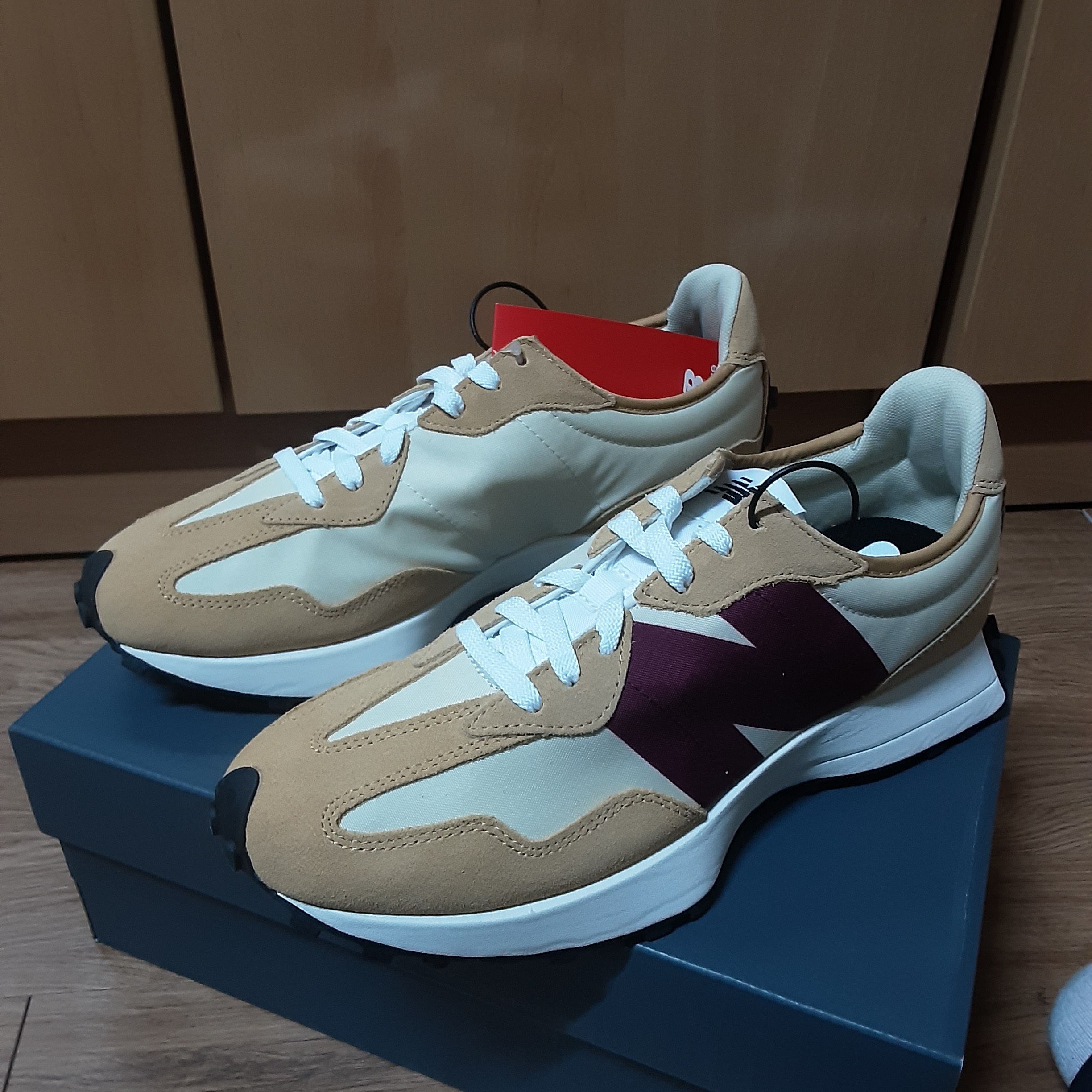 New Balance 327 Moonbeam Ghost Pepper 착용 스타일