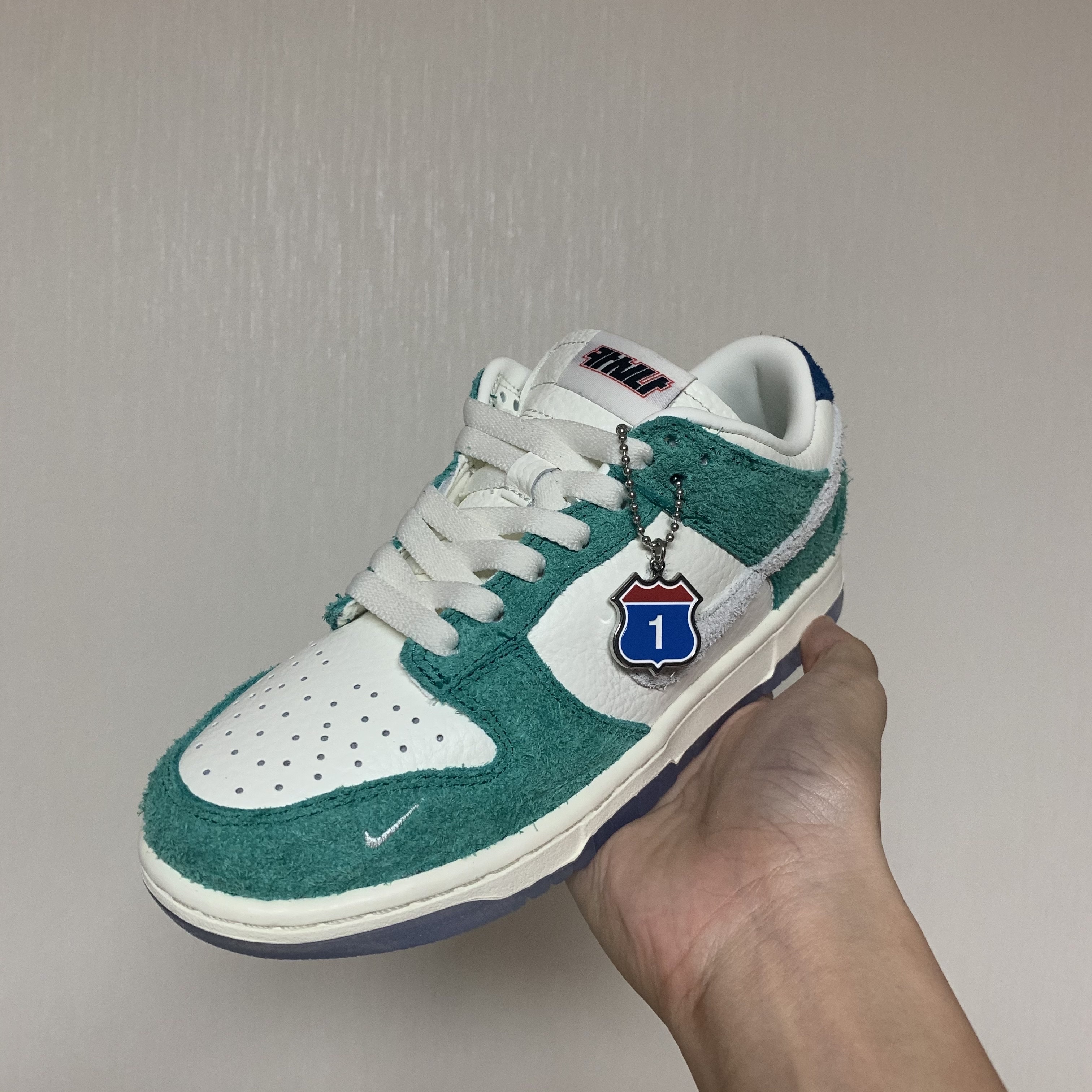 Nike x Kasina Dunk Low Road Sign - Kasina Exclusive 착용 스타일 - 1