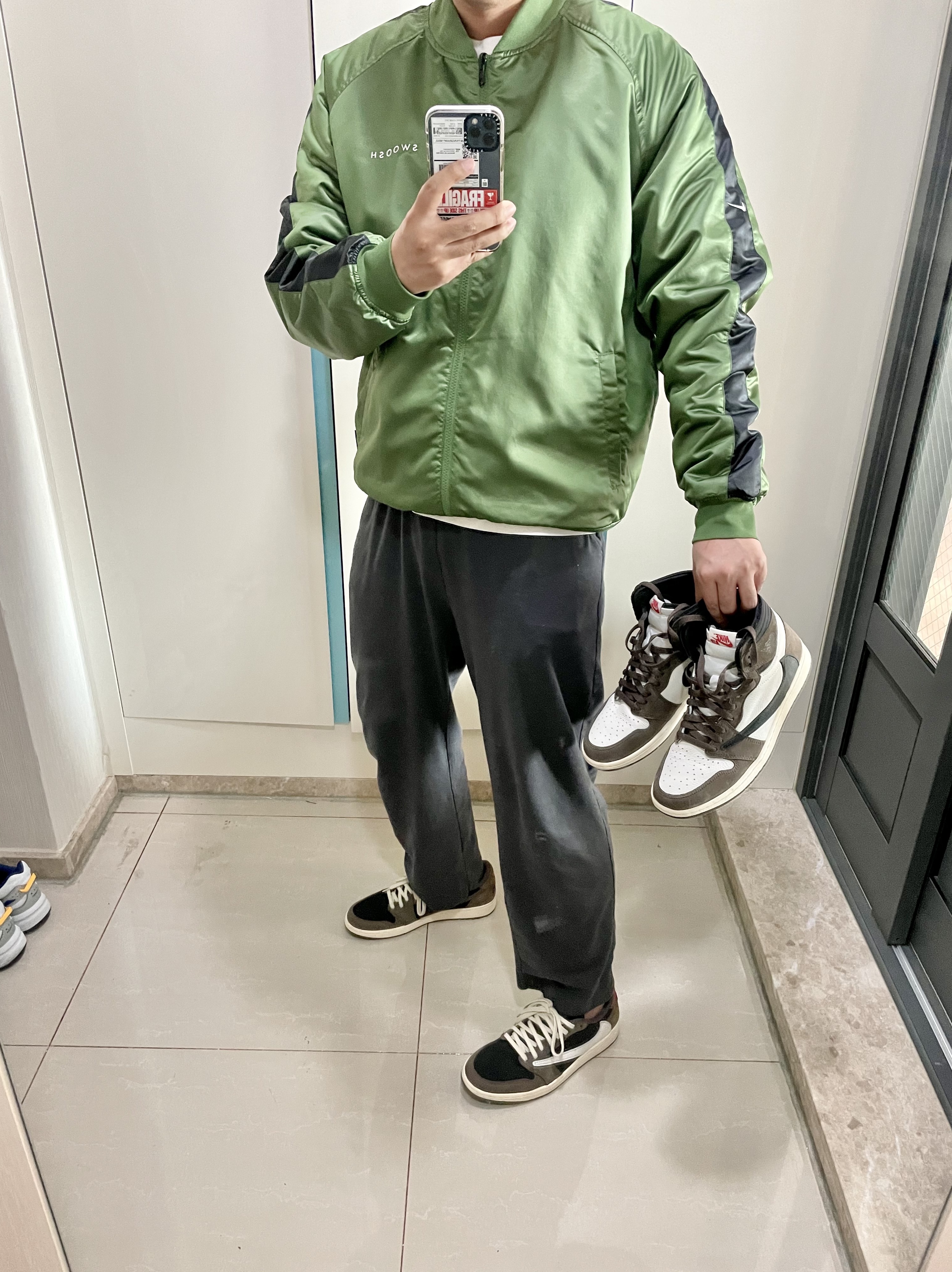 Jordan 1 x Travis Scott Retro Low OG SP Mocha, Jordan 1 x Travis Scott Retro High OG SP Mocha 착용 스타일 - 1