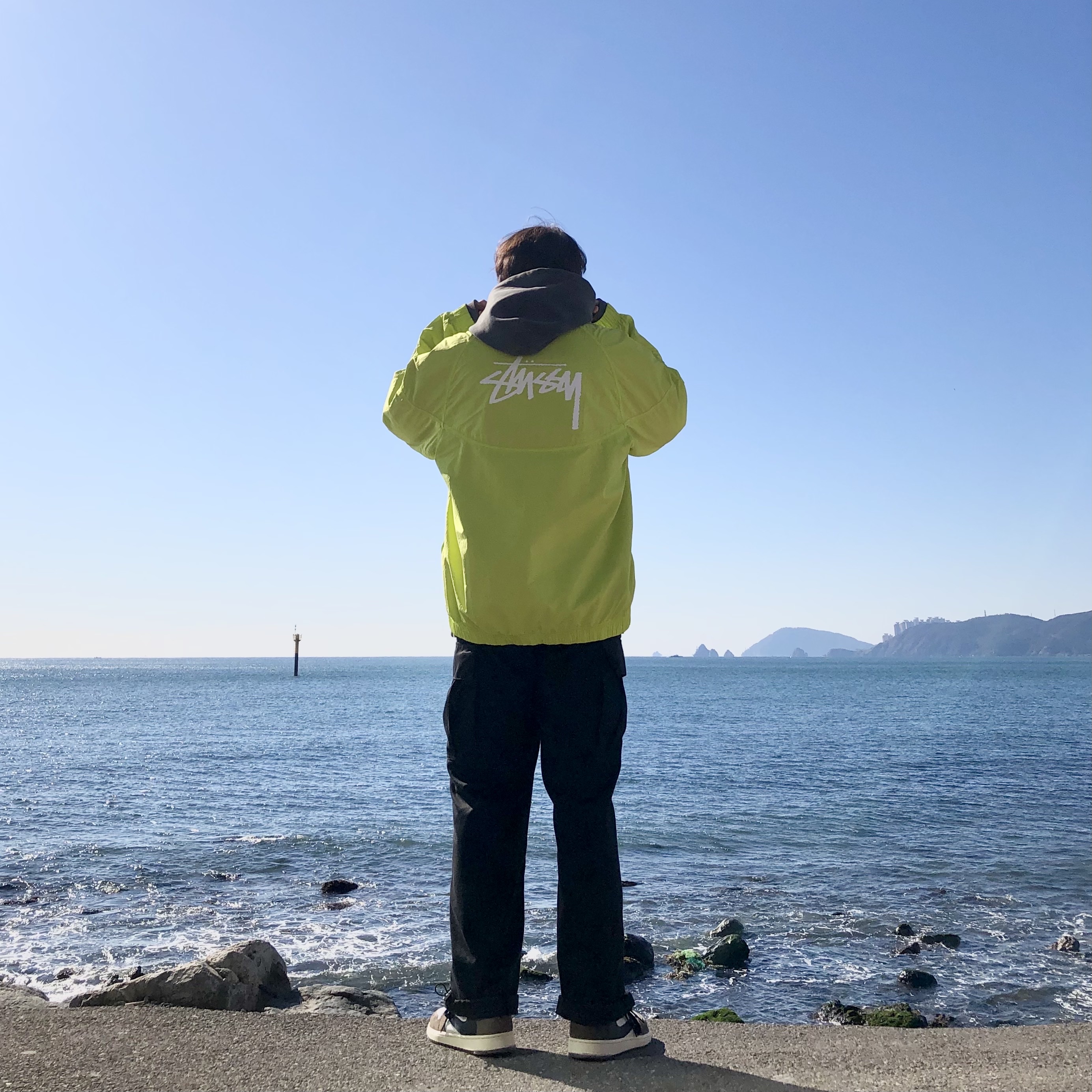 Nike x Stussy Windrunner Jacket Bright Cactus, Jordan 1 x Travis Scott Retro High OG SP Mocha 착용 스타일