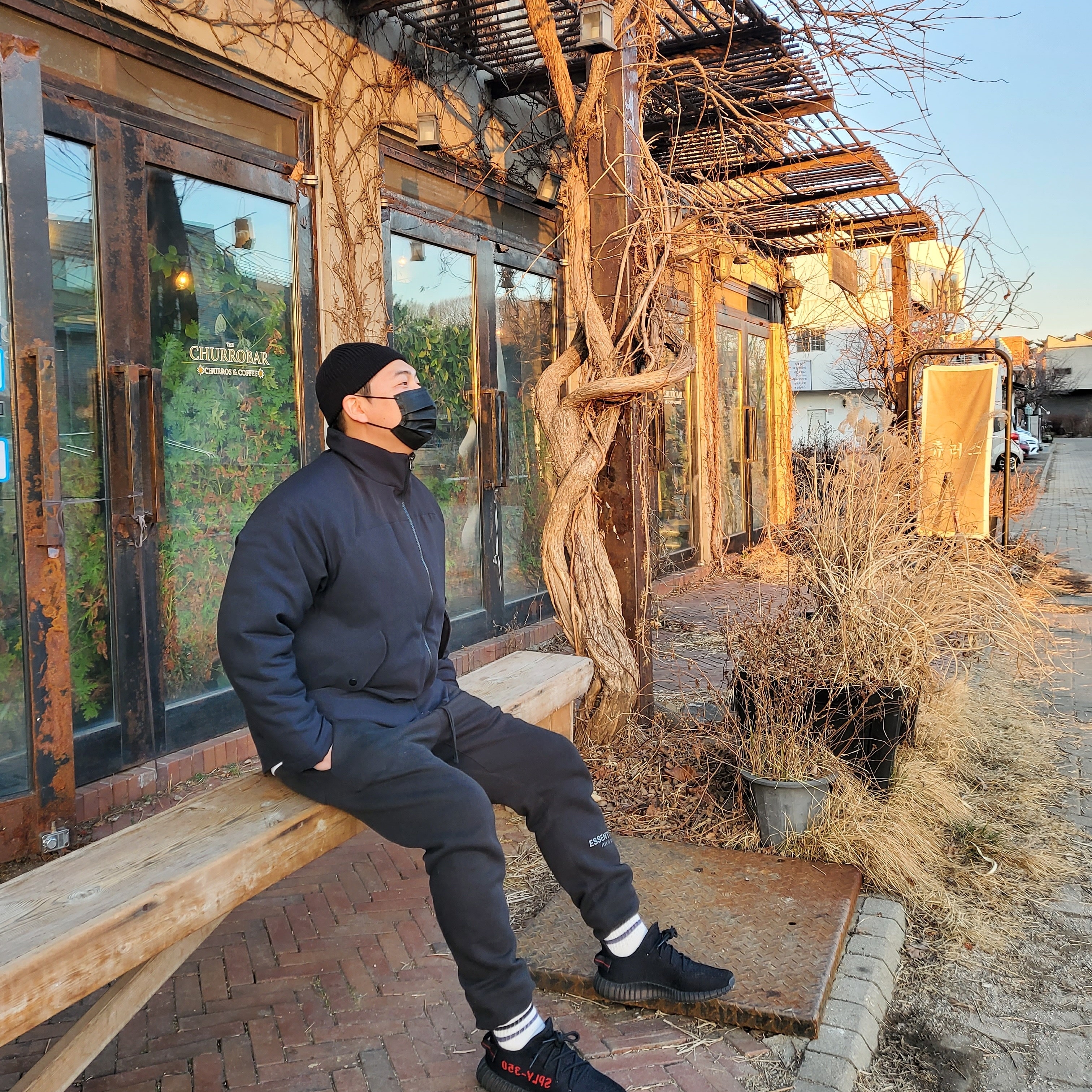 Essentials Sweatpants Dark Slate/Black 2020, Adidas Yeezy Boost 350 V2 Black Red 2020 착용 스타일