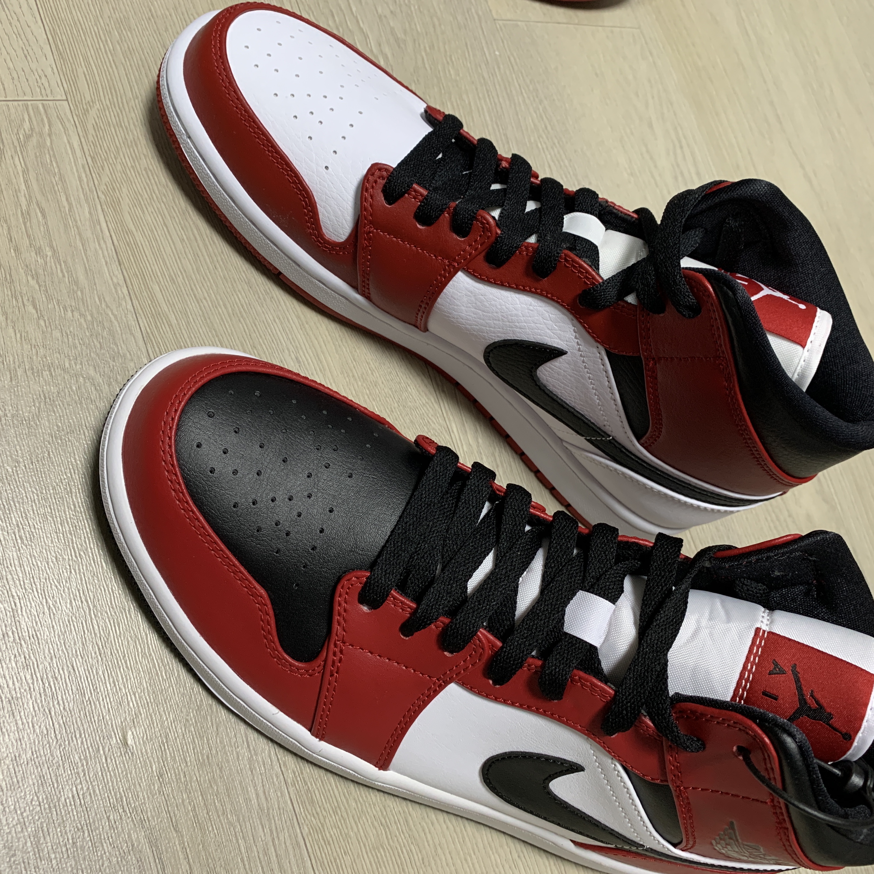Jordan 1 Mid Chicago Black Toe, Jordan 1 Mid Chicago 2020 착용 스타일