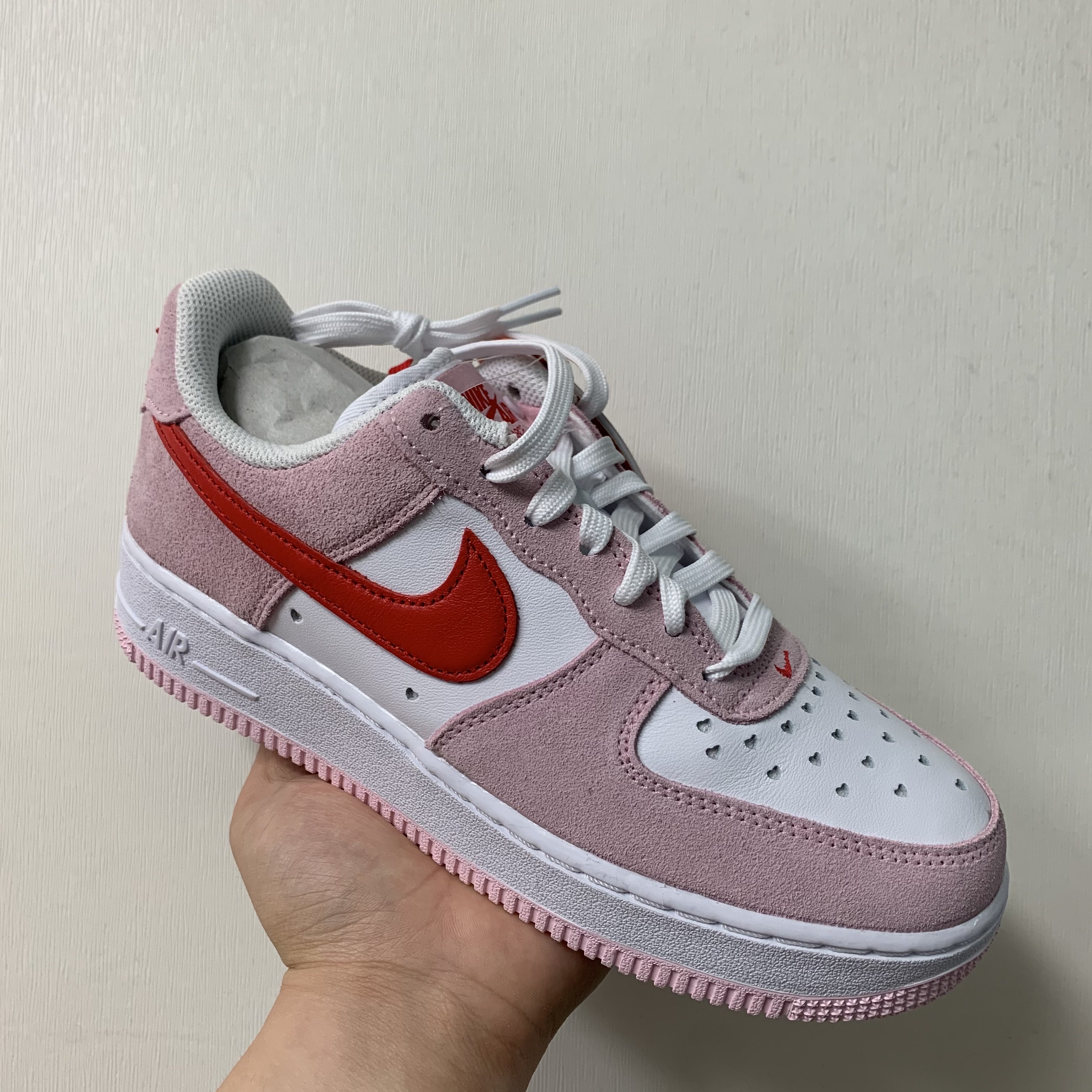 Nike Air Force 1 '07 QS Valentine's Day 착용 스타일