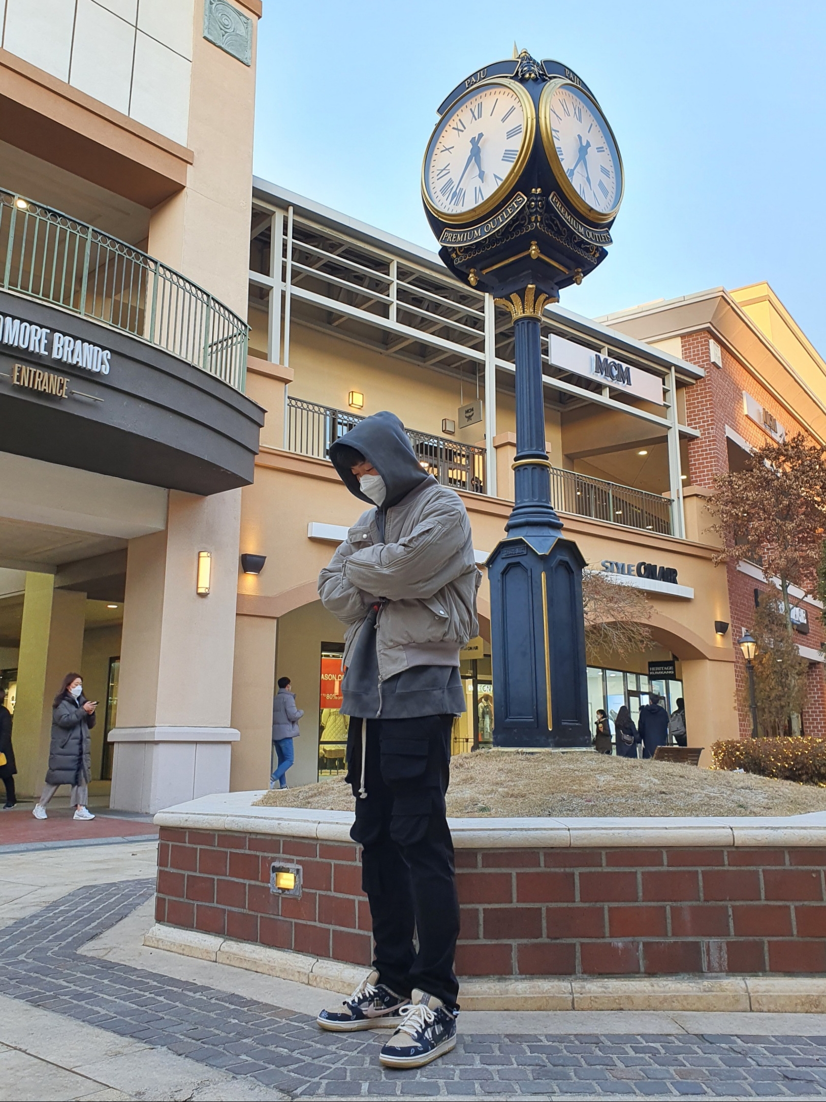 Jordan x Travis Scott Washed Suede Hoodie Grey, Nike x Travis Scott SB Dunk Low 착용 스타일
