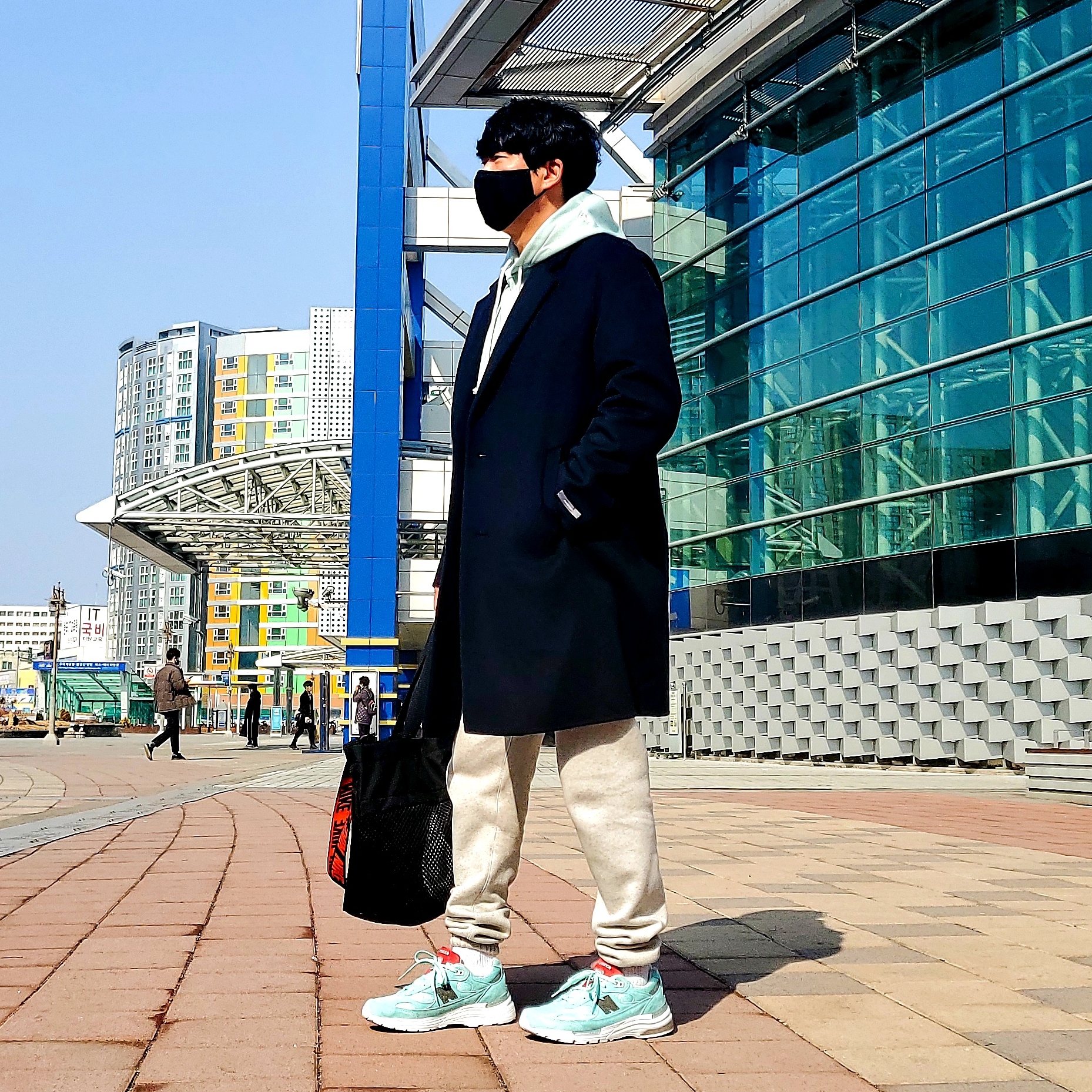 New Balance x Kith 992 Made in USA Kithmas Light Reef 착용 스타일 - 2