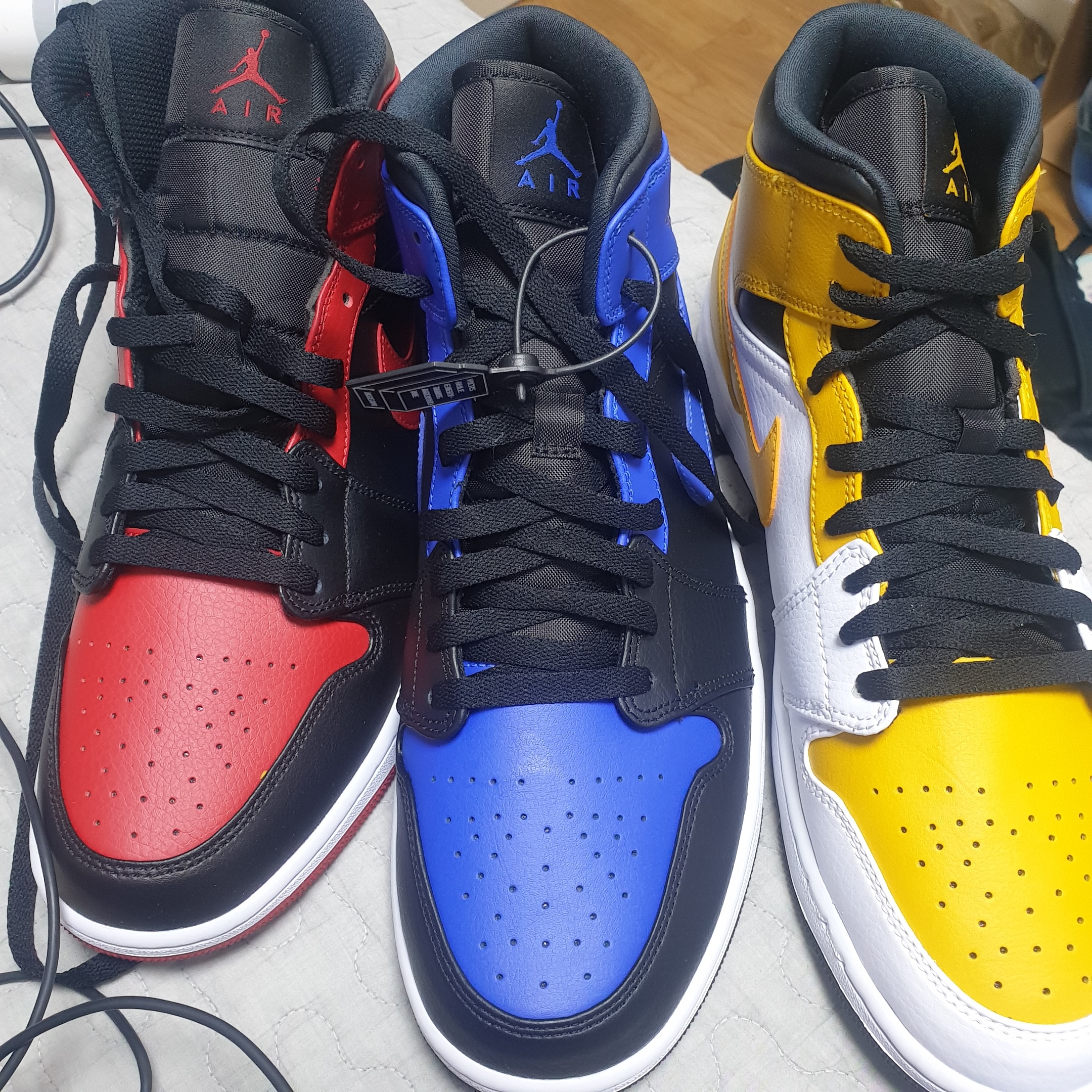 Jordan 1 Mid Bred Banned 2020, Jordan 1 Mid Black Hyper Royal 착용 스타일