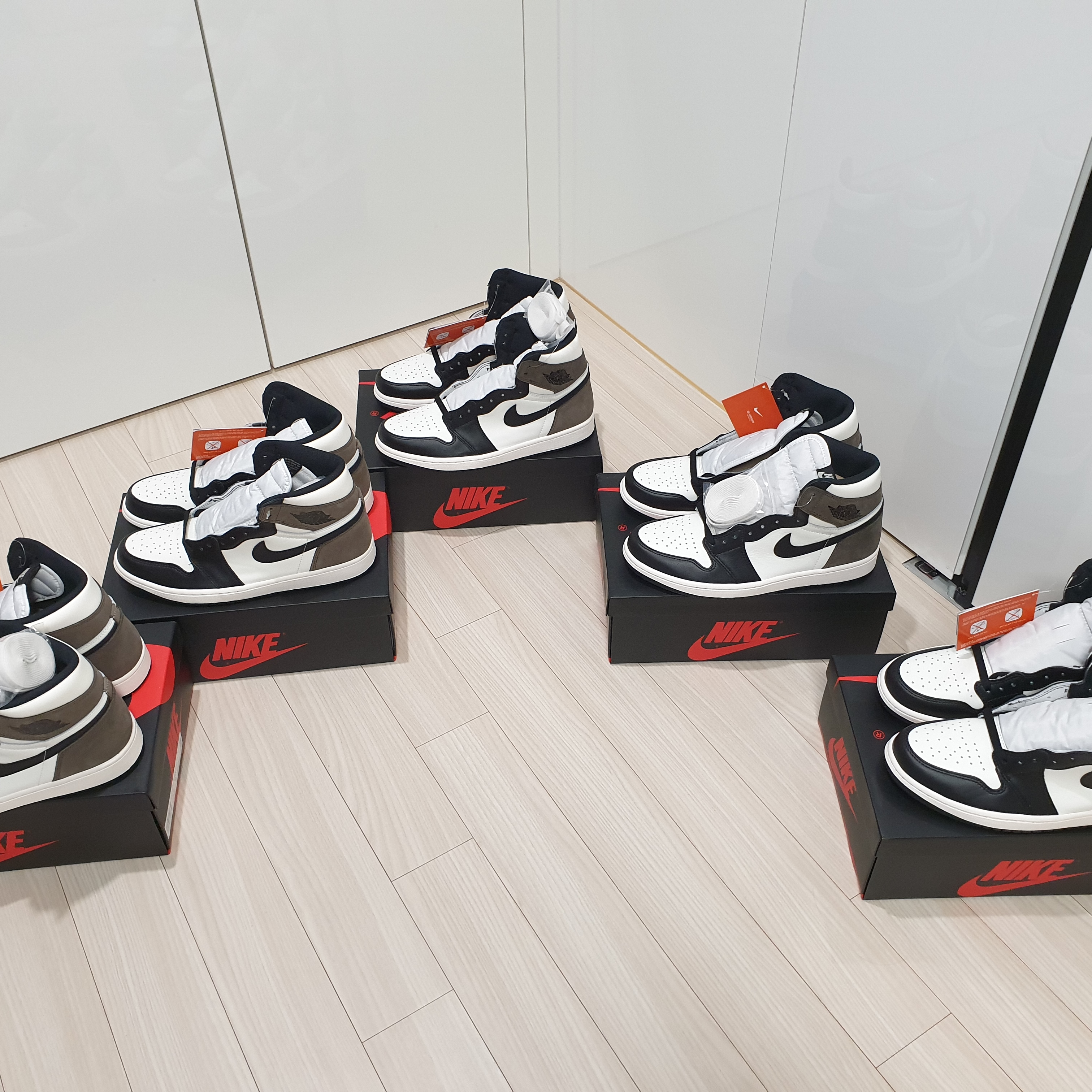 Jordan 1 Retro High OG Black Mocha 착용 스타일 - 3