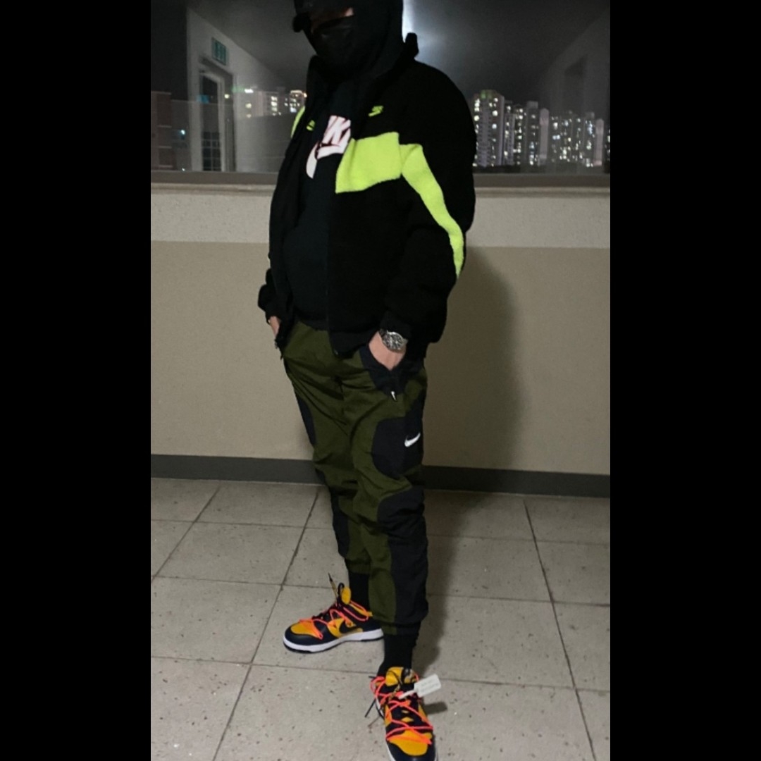 Nike x Off-White Dunk Low University Gold Midnight Navy, Nike Big Swoosh Full Zip Jacket Black Volt 착용 스타일