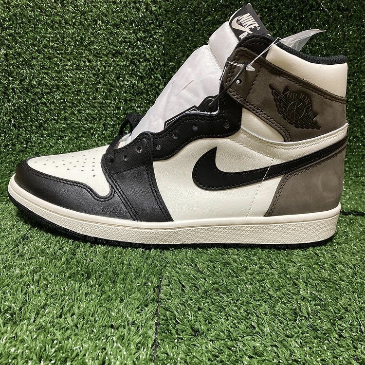 Jordan 1 Retro High OG Black Mocha 착용 스타일