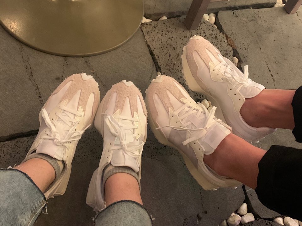 (W) New Balance 327 White Moonbeam 착용 스타일 - 2