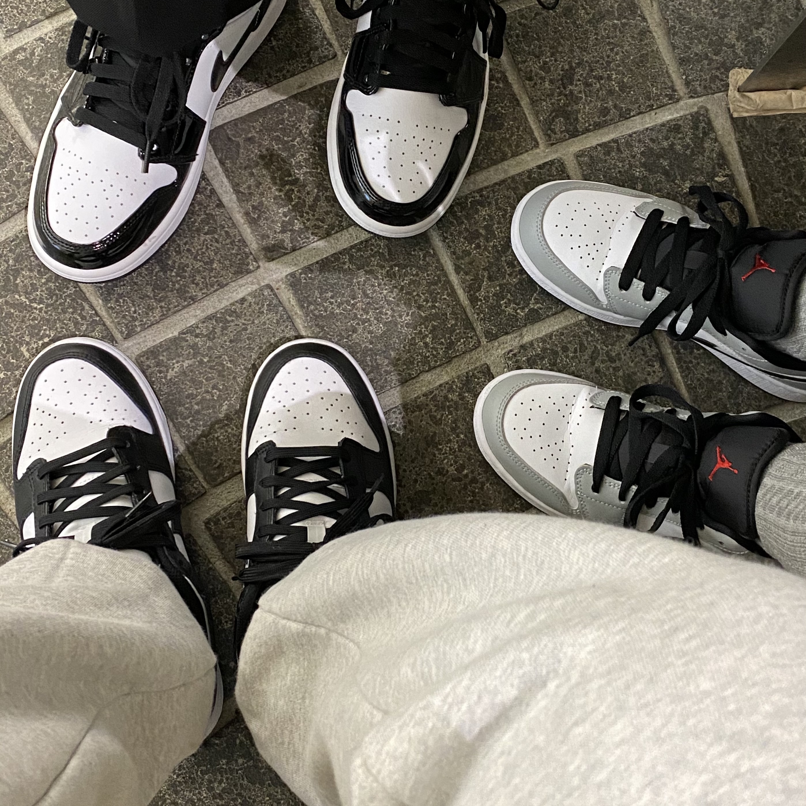 (W) Nike Dunk Low Black, (GS) Jordan 1 Low Light Smoke Grey 착용 스타일 - 1