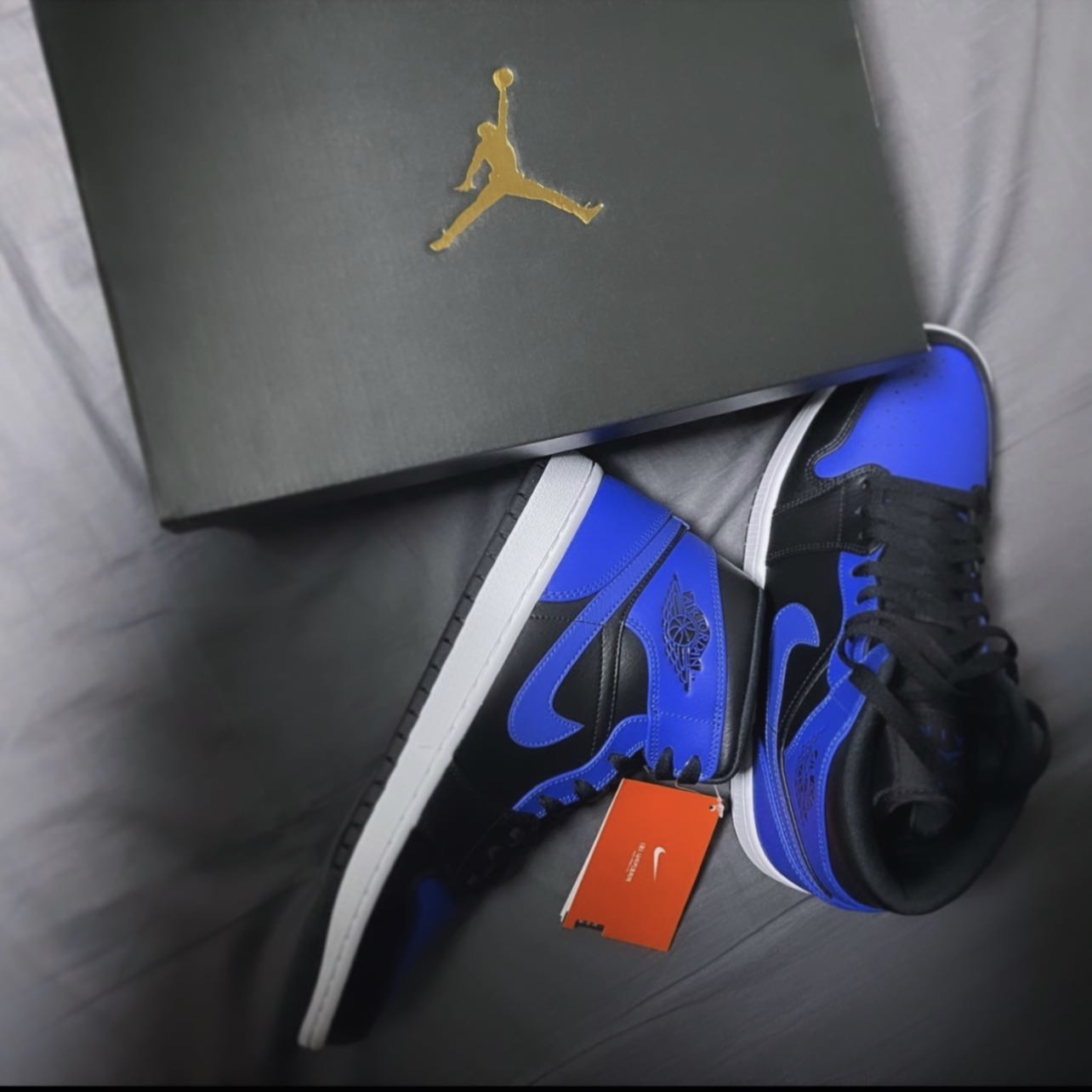 Jordan 1 Mid Black Hyper Royal 착용 스타일