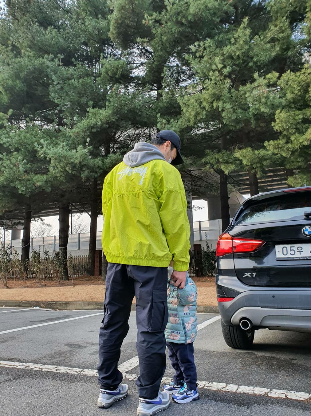 Nike x Stussy Windrunner Jacket Bright Cactus 착용 스타일 - 2