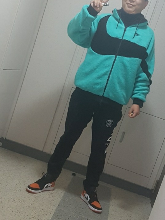 Jordan 1 Low Shattered Backboard, Nike Big Swoosh Full Zip Jacket Hyper Jade Black 착용 스타일