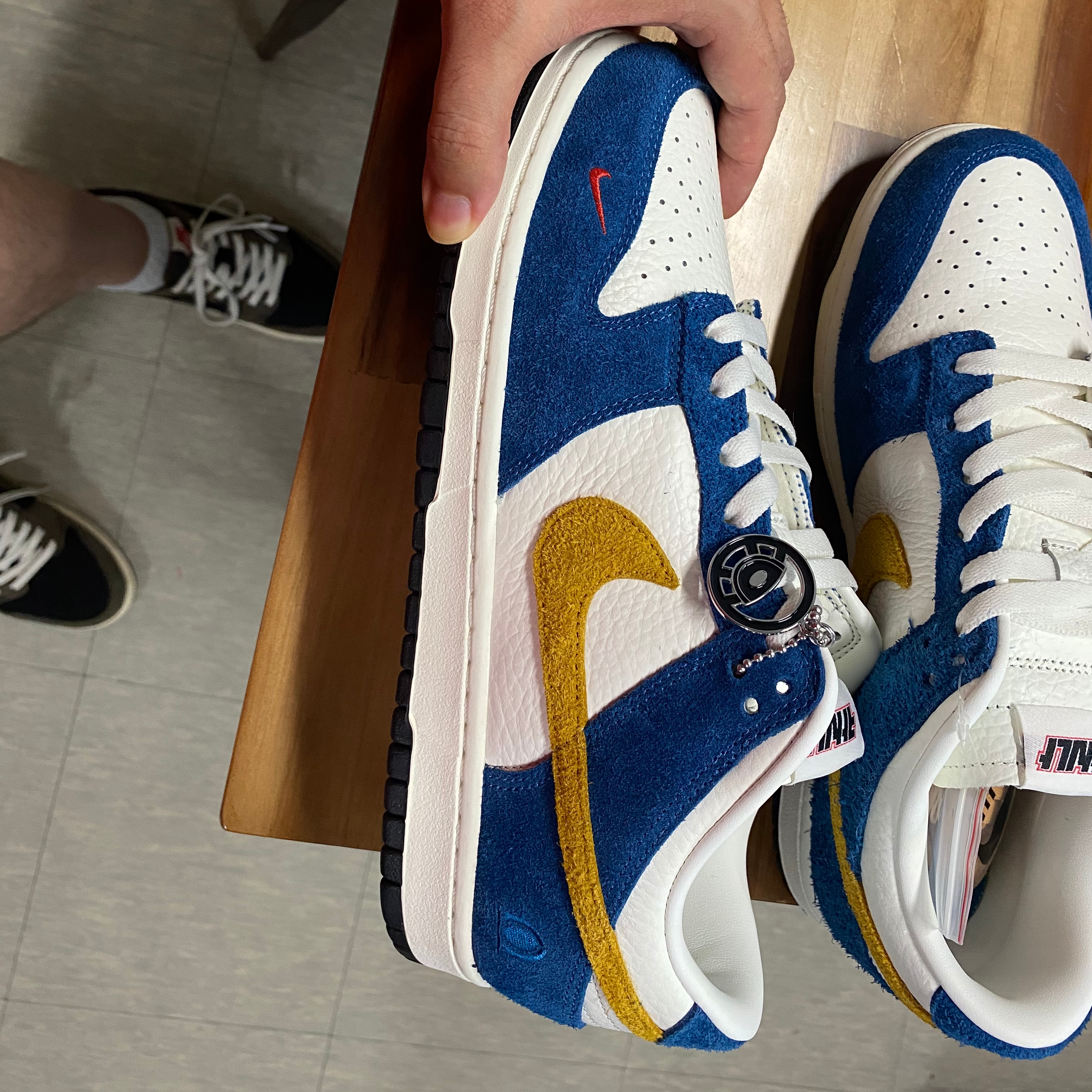 Nike x Kasina Dunk Low 80's Bus, Jordan 1 x Travis Scott Retro Low OG SP Mocha 착용 스타일 - 1