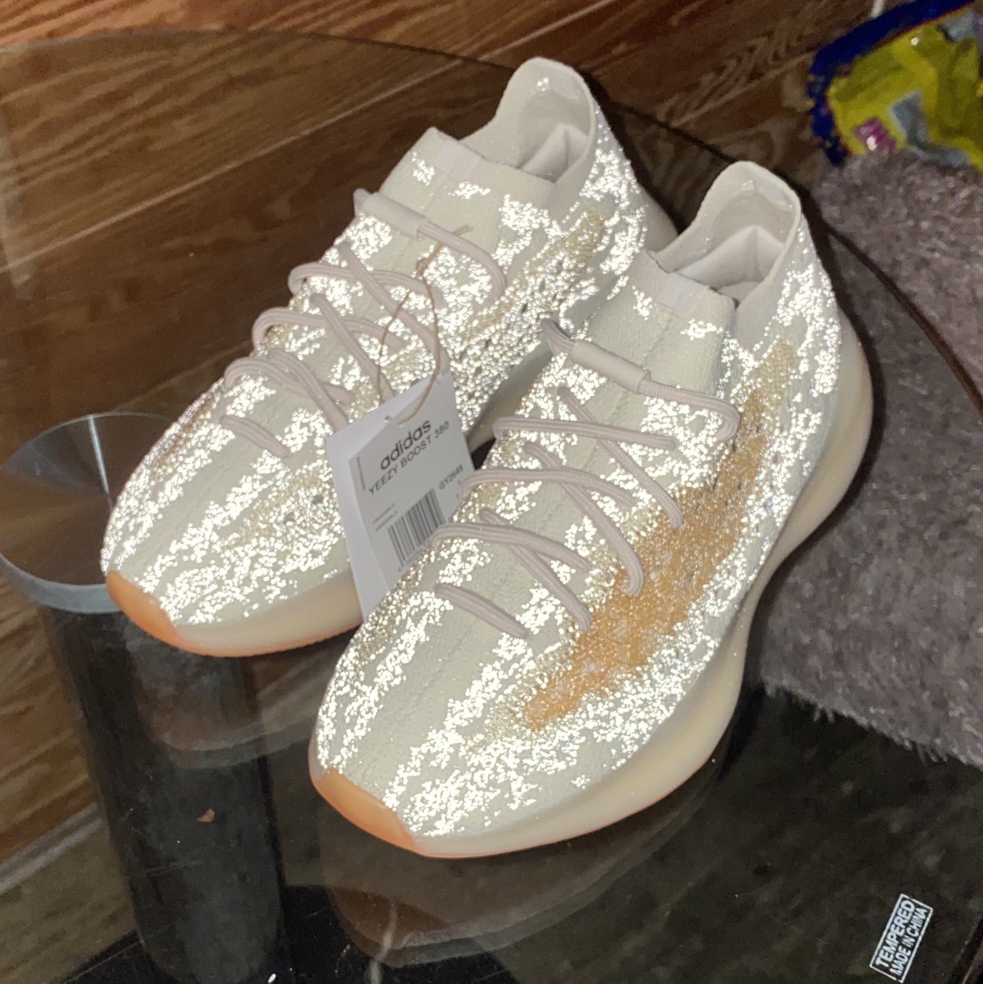 Adidas Yeezy Boost 380 Yecoraite - Reflective 착용 스타일