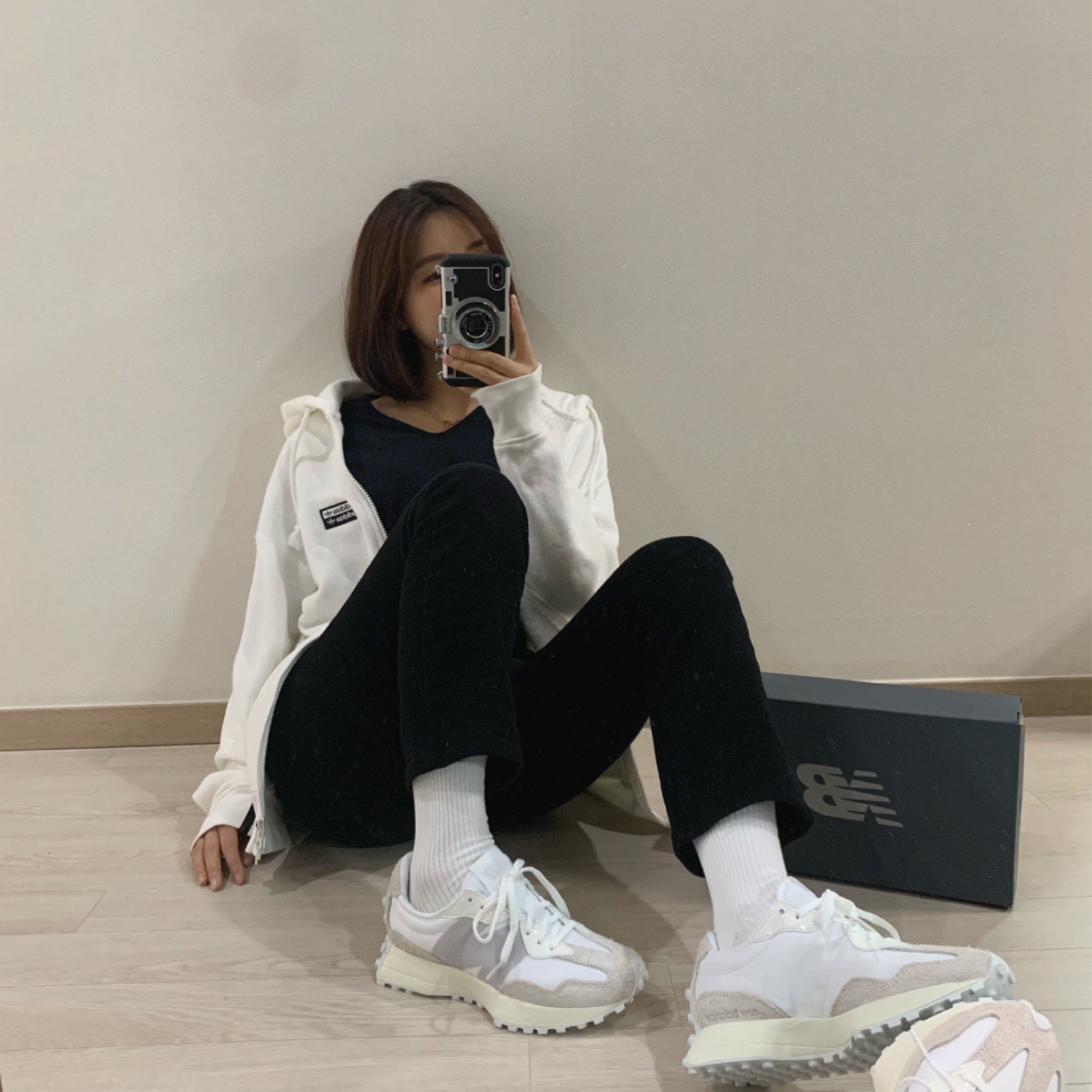 (W) New Balance 327 White Moonbeam 착용 스타일 - 1