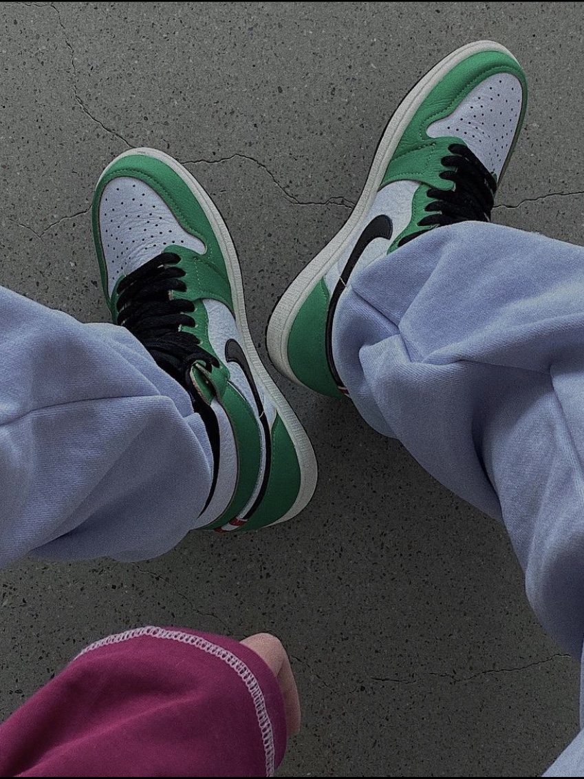 (W) Jordan 1 Retro High OG Lucky Green 착용 스타일 - 2