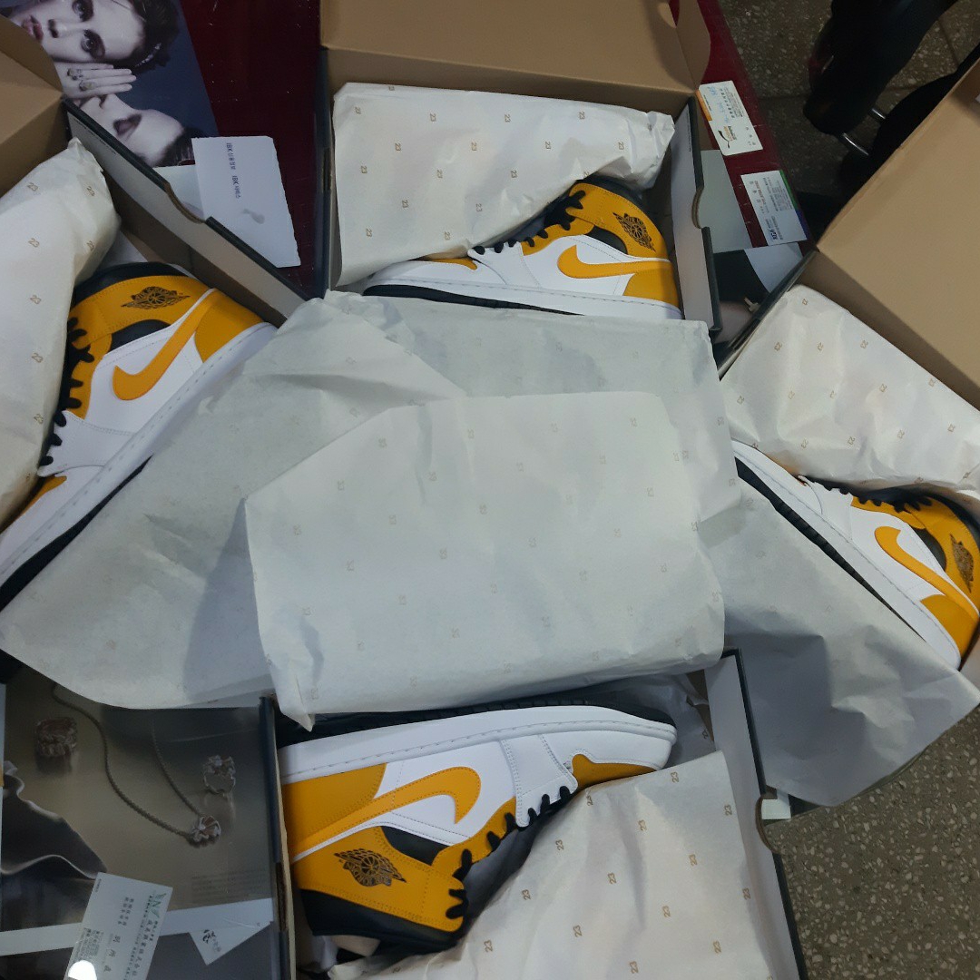 Jordan 1 Mid White University Gold 착용 스타일