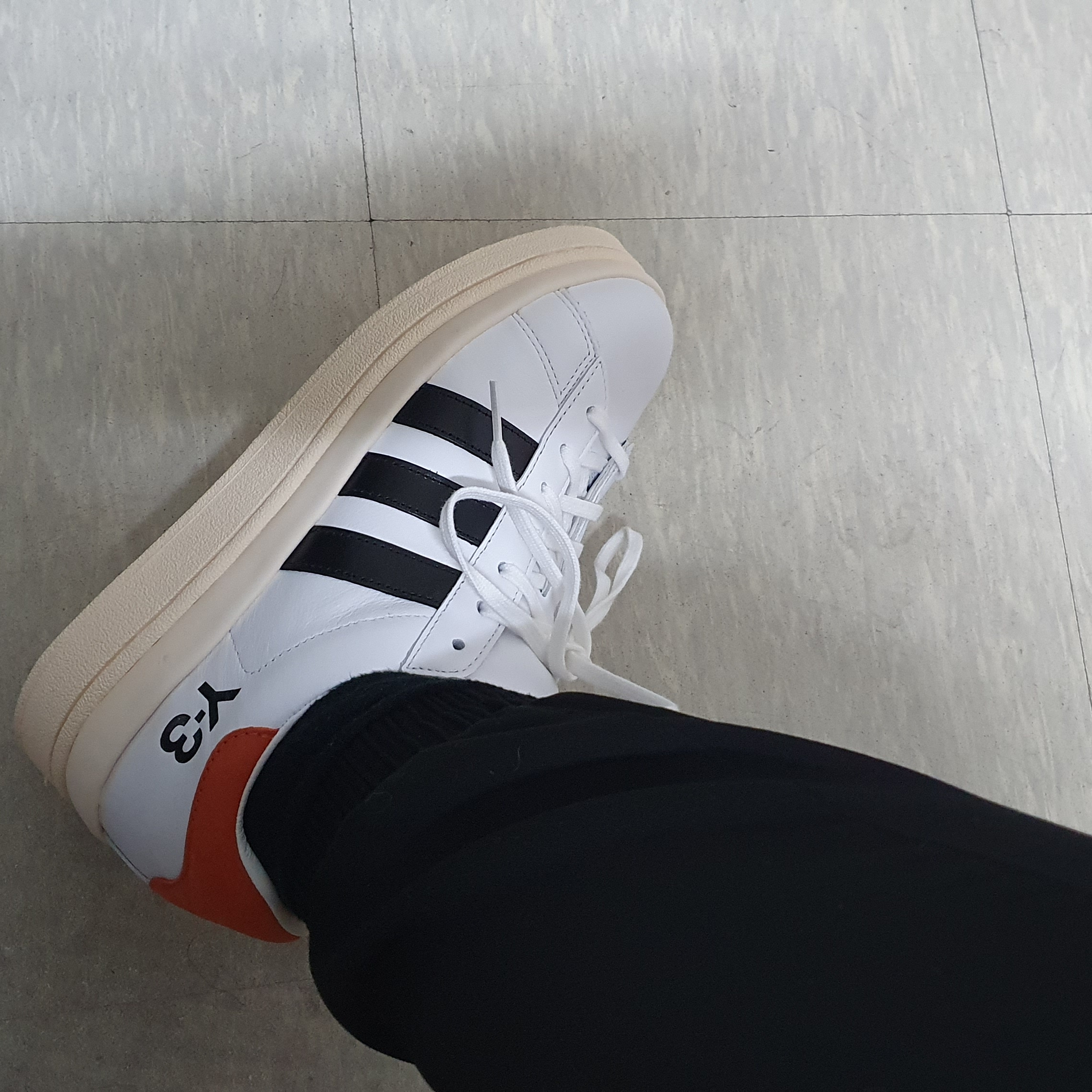 Y-3 Hicho White Black Red 착용 스타일 - 1