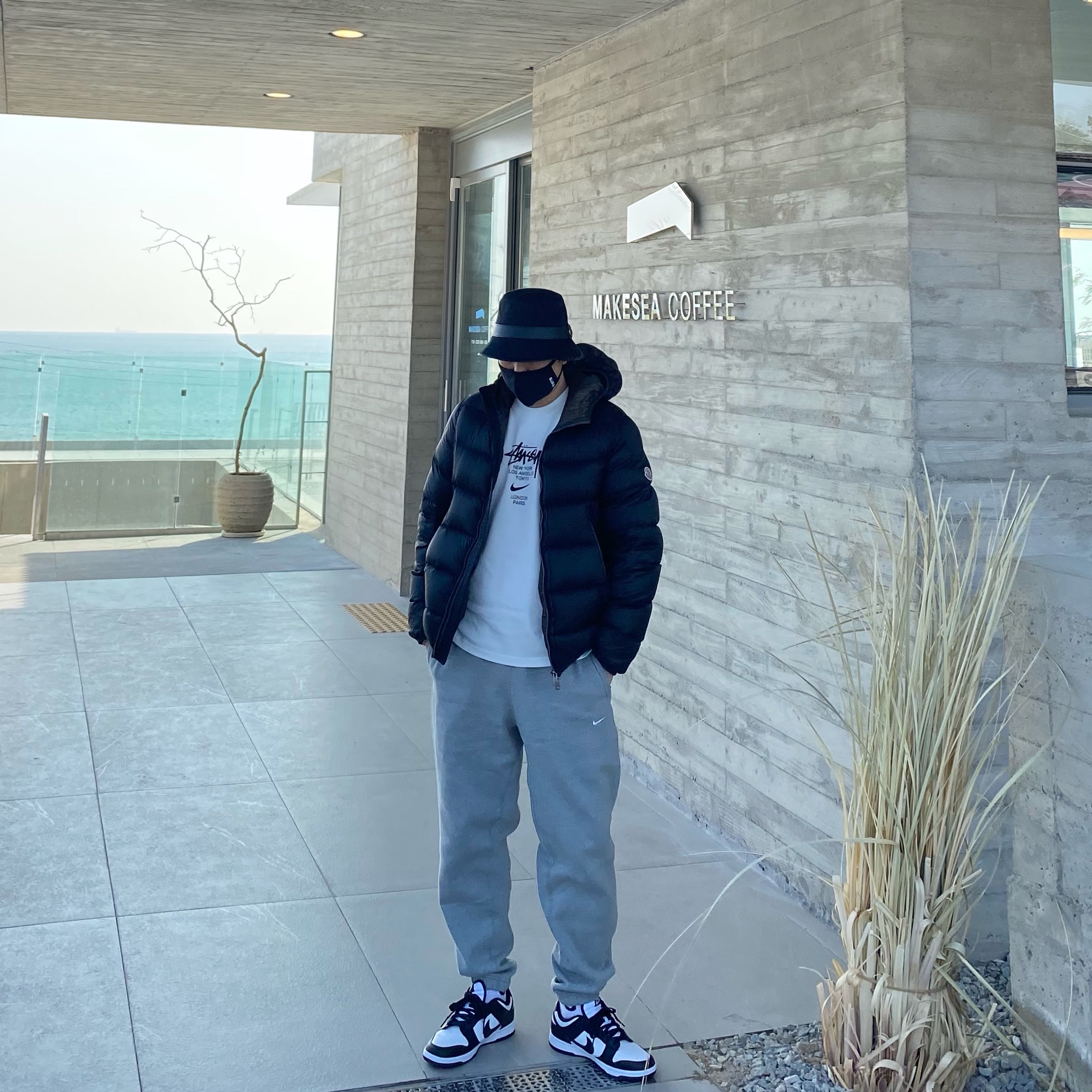 Nike M NRG Track Pants Grey, Nike x Stussy WT T-Shirt White - Asia 착용 스타일