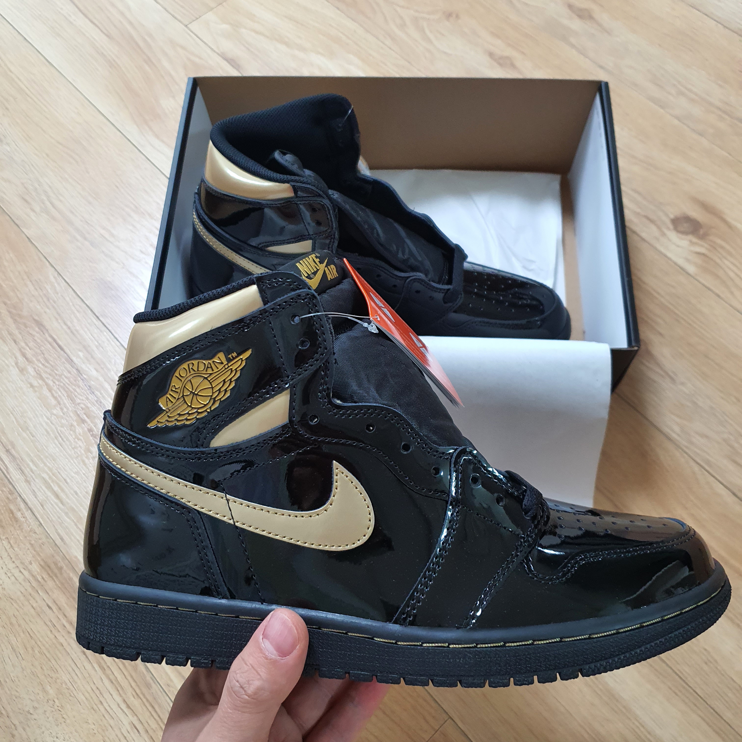 Jordan 1 Retro High OG Metallic Gold 착용 스타일