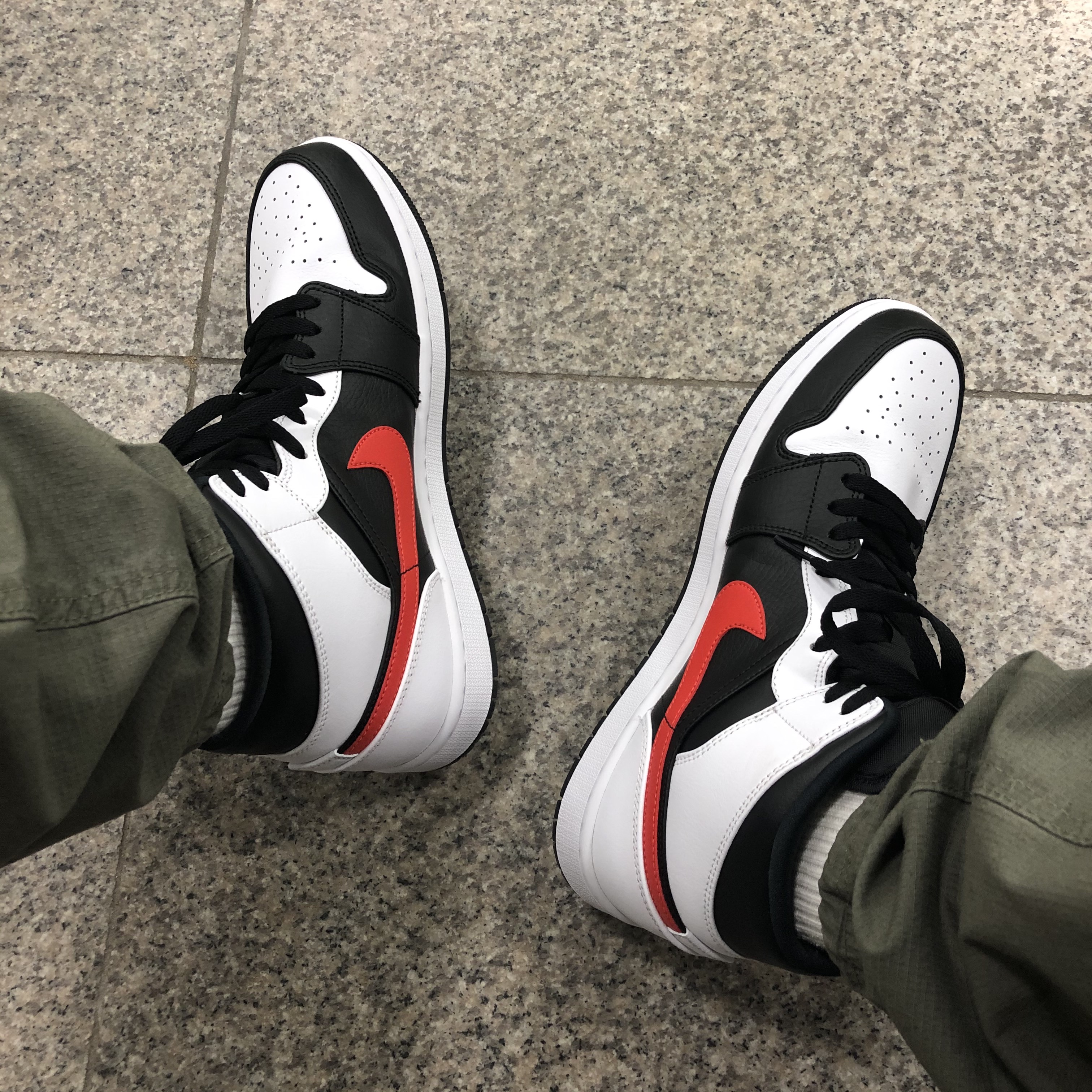 Jordan 1 Mid Black Chile Red 착용 스타일