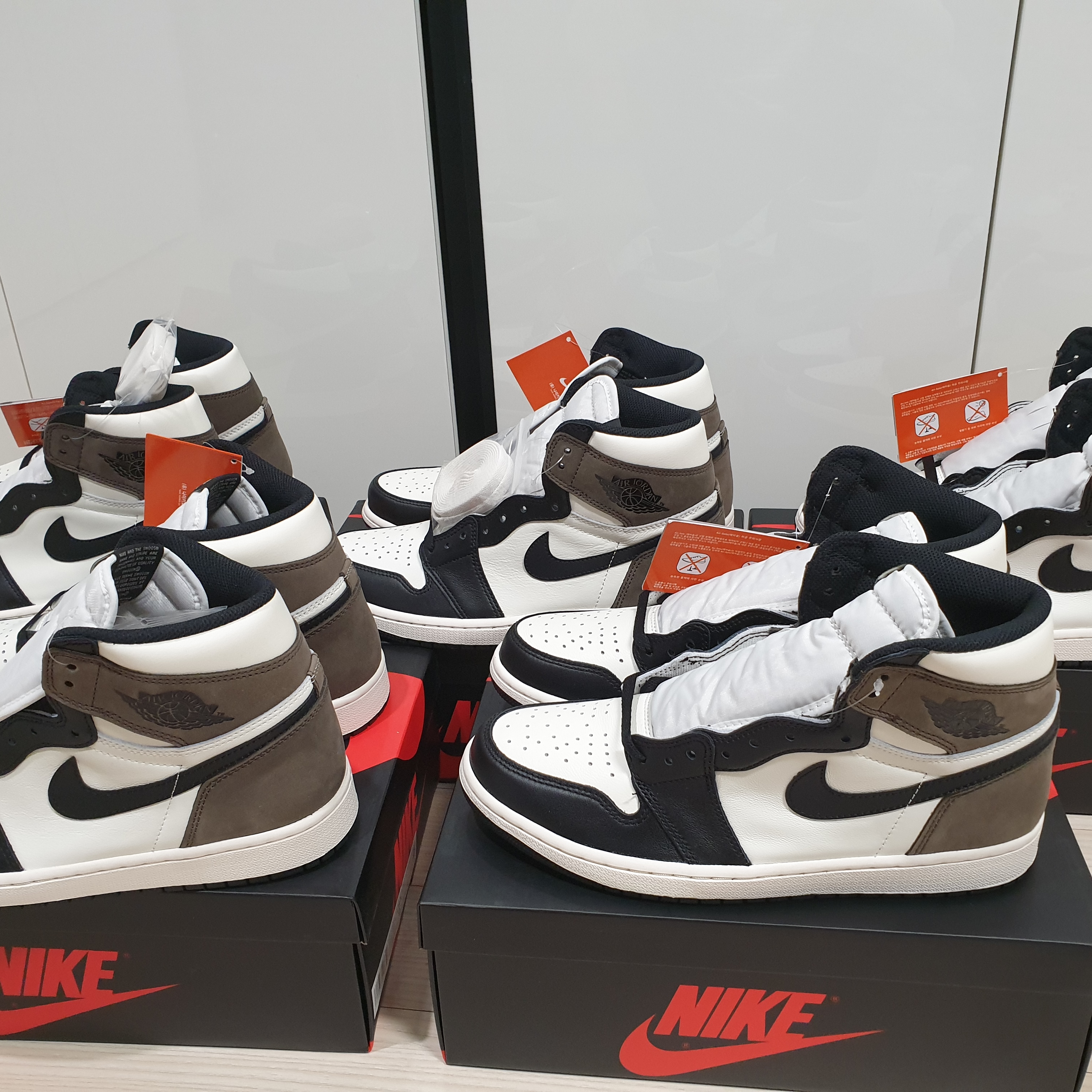 Jordan 1 Retro High OG Black Mocha 착용 스타일 - 2