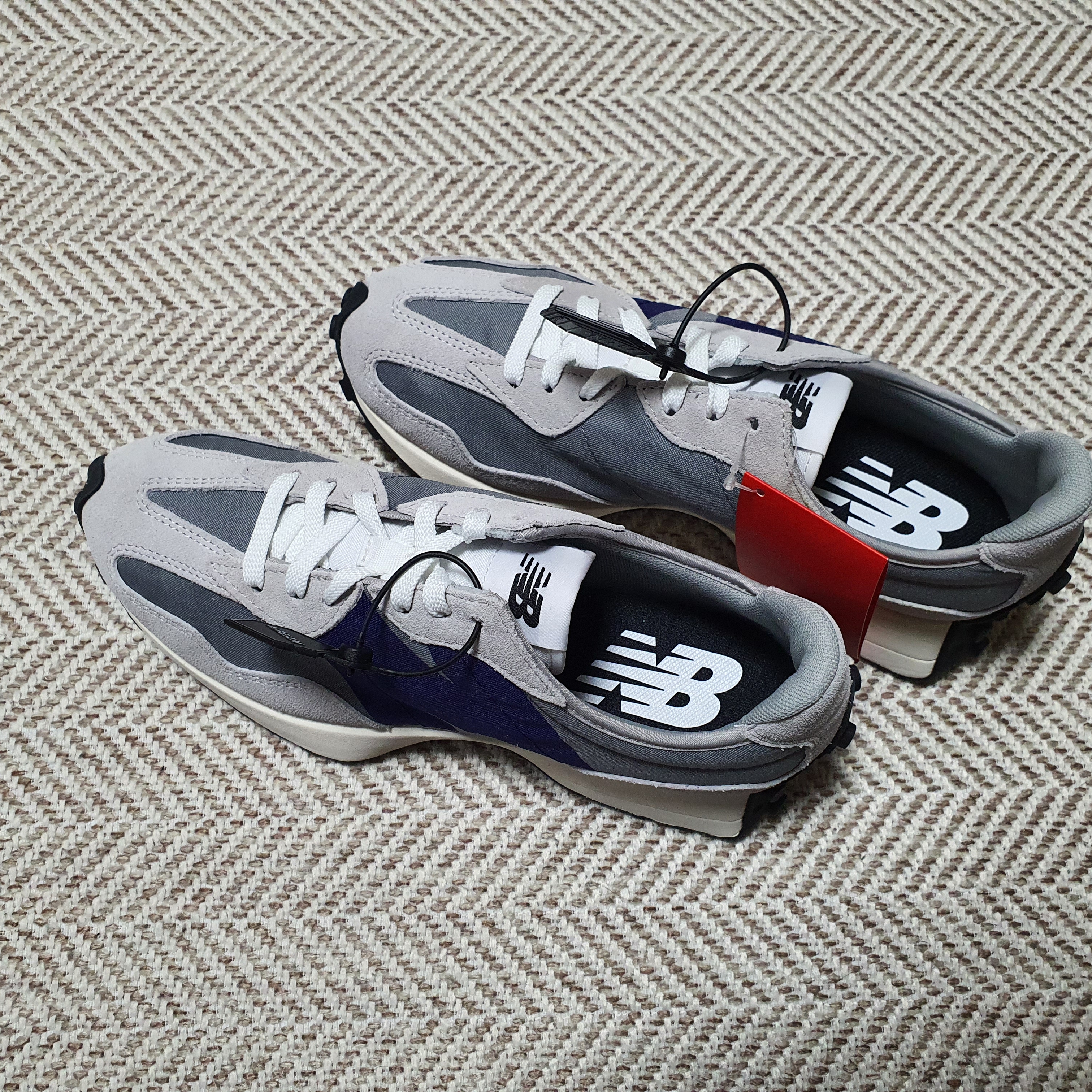 New Balance 327 Grey Purple 착용 스타일 - 2
