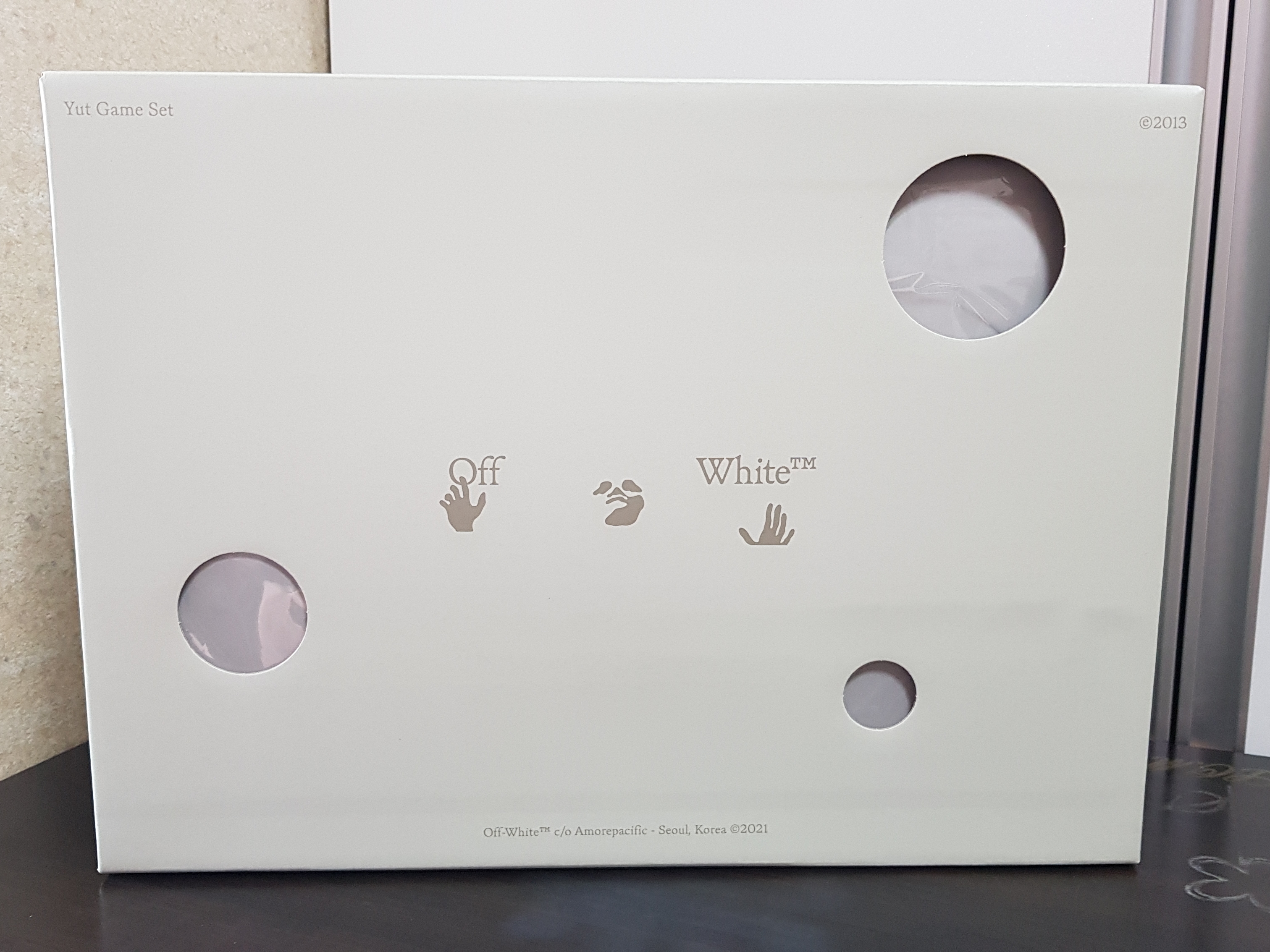 Off-White x Amore Pacific Play Kit 착용 스타일 - 4