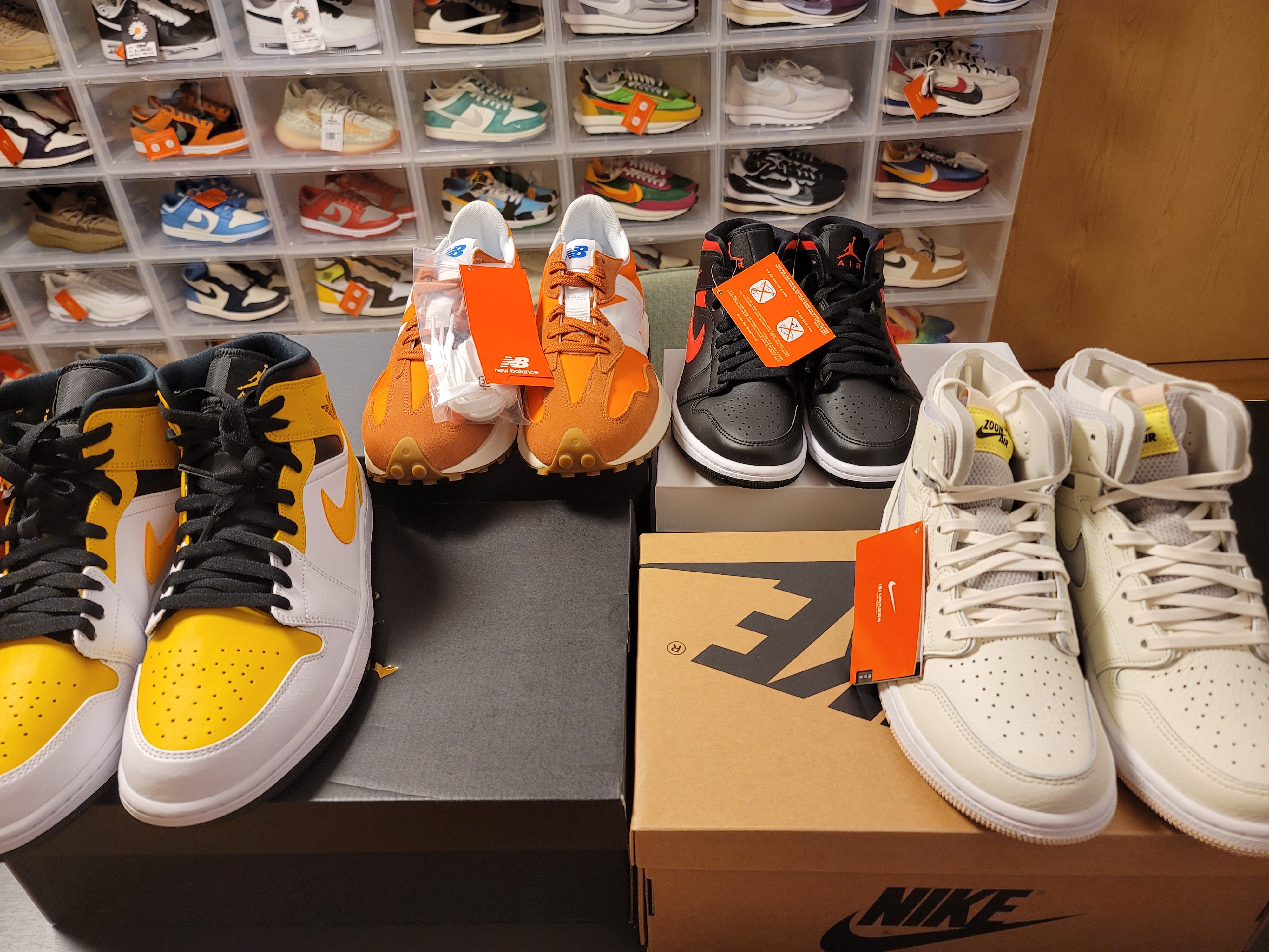 Jordan 1 Mid White University Gold, New Balance 327 Orange 착용 스타일 - 1