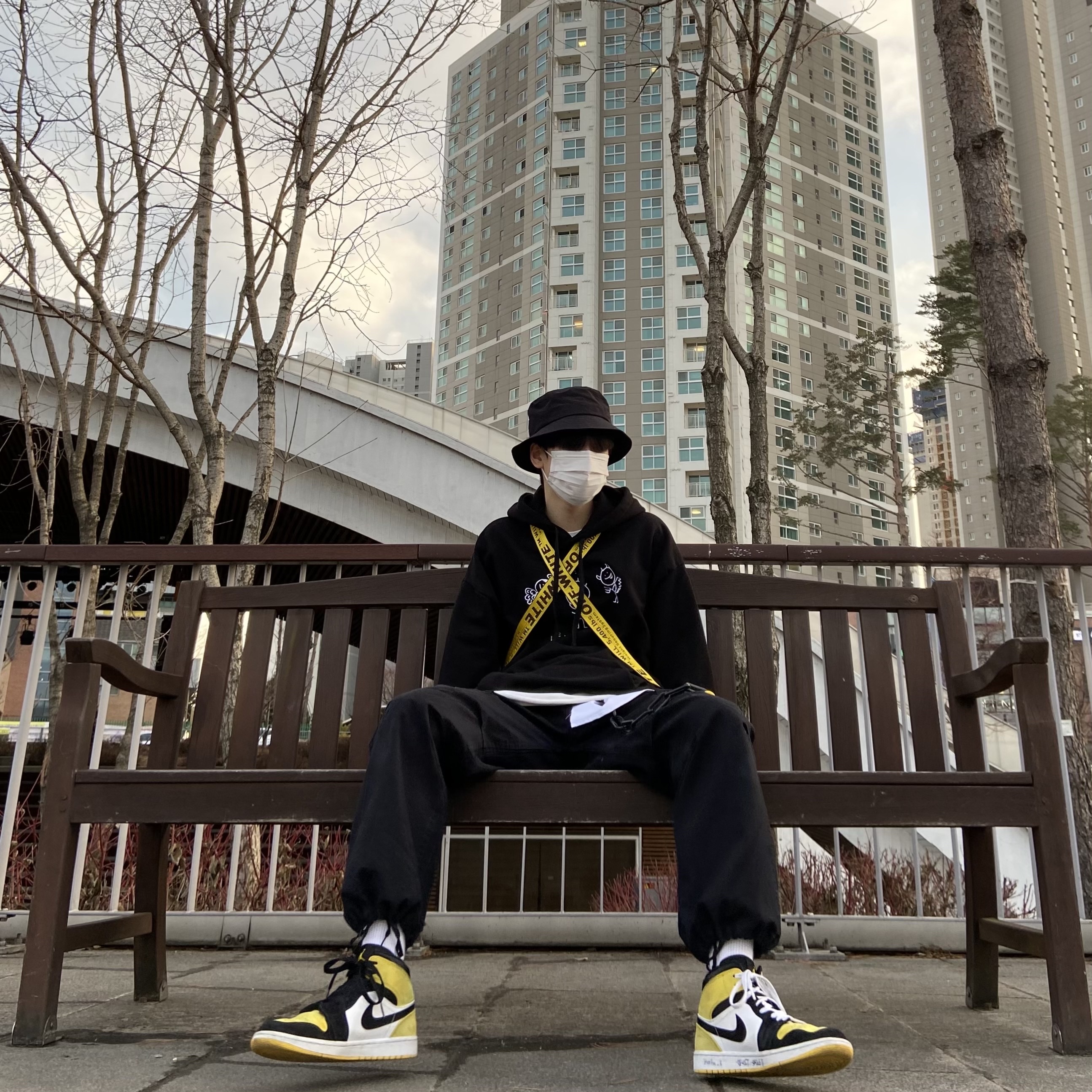 Jordan 1 Mid Yellow Toe Black 착용 스타일