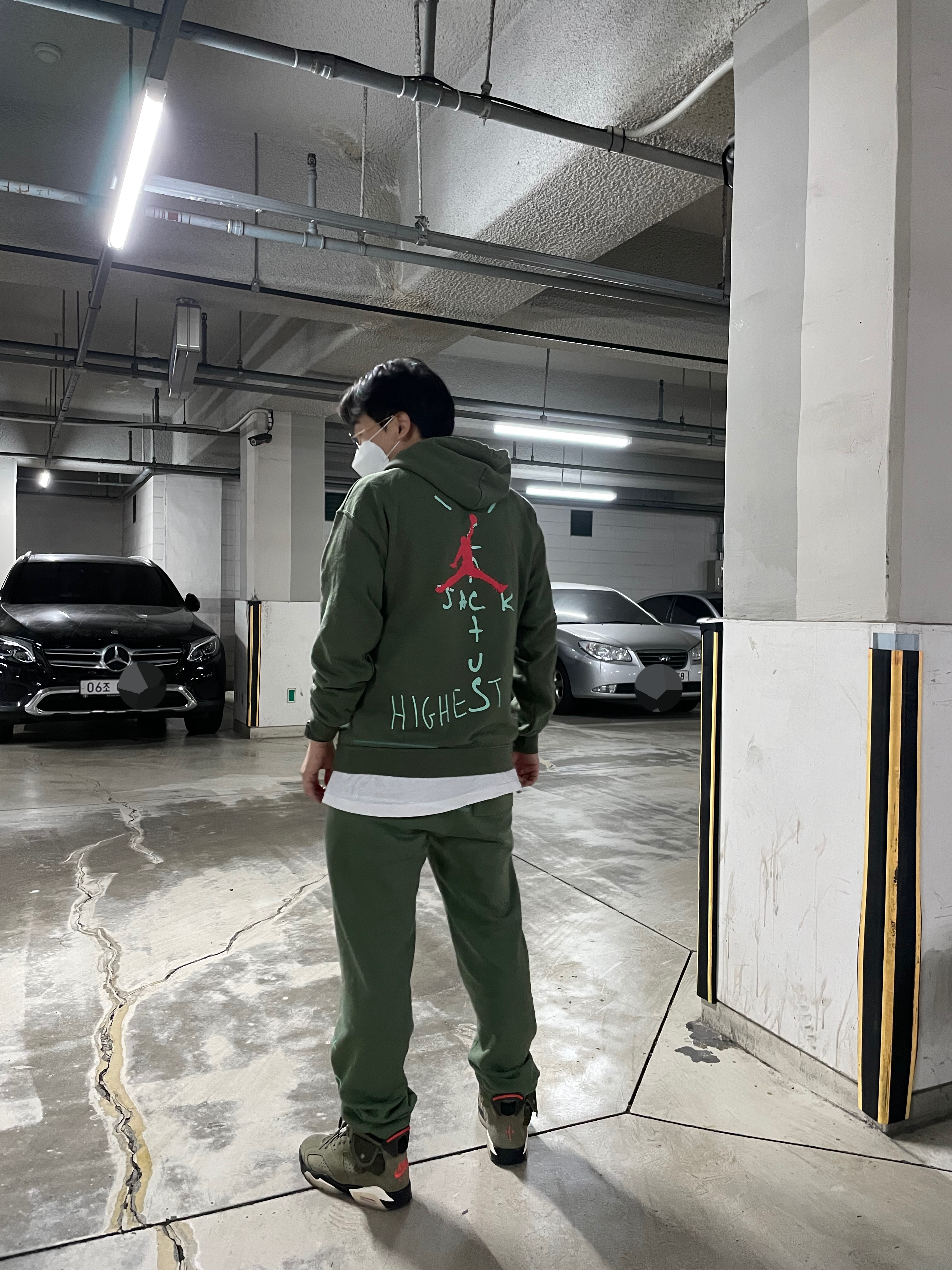 Jordan 6 x Travis Scott Retro Olive 착용 스타일 - 1