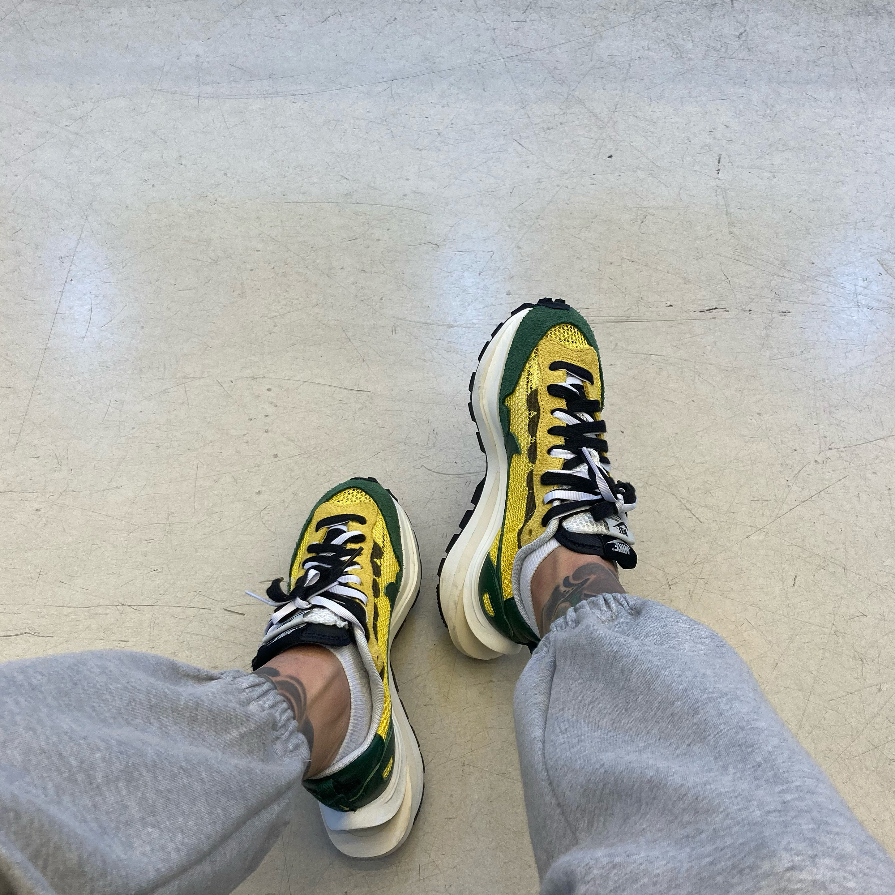 Nike x Sacai VaporWaffle Tour Yellow & Gorge Green Sail 착용 스타일