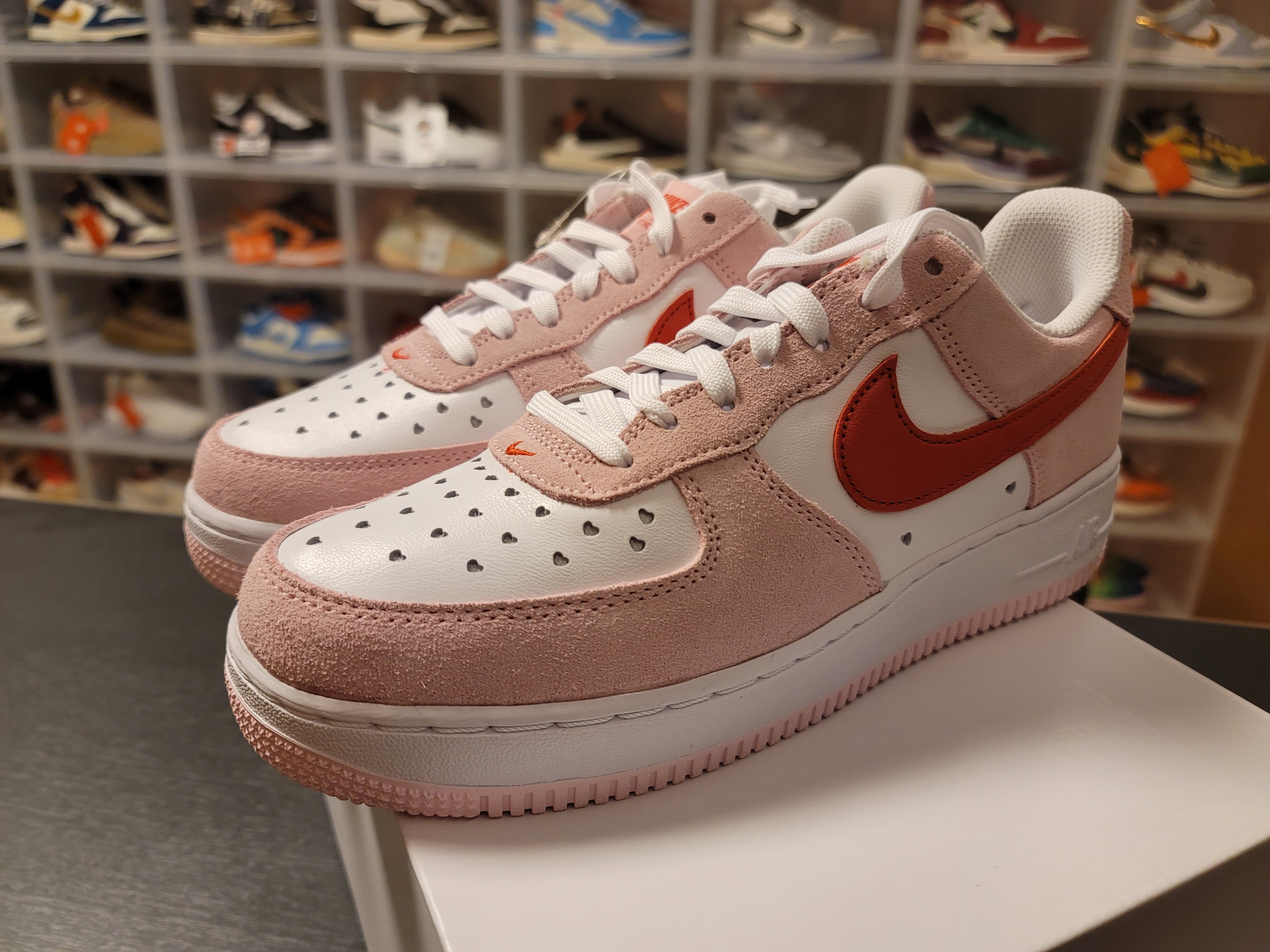 Nike Air Force 1 '07 QS Valentine's Day 착용 스타일 - 2