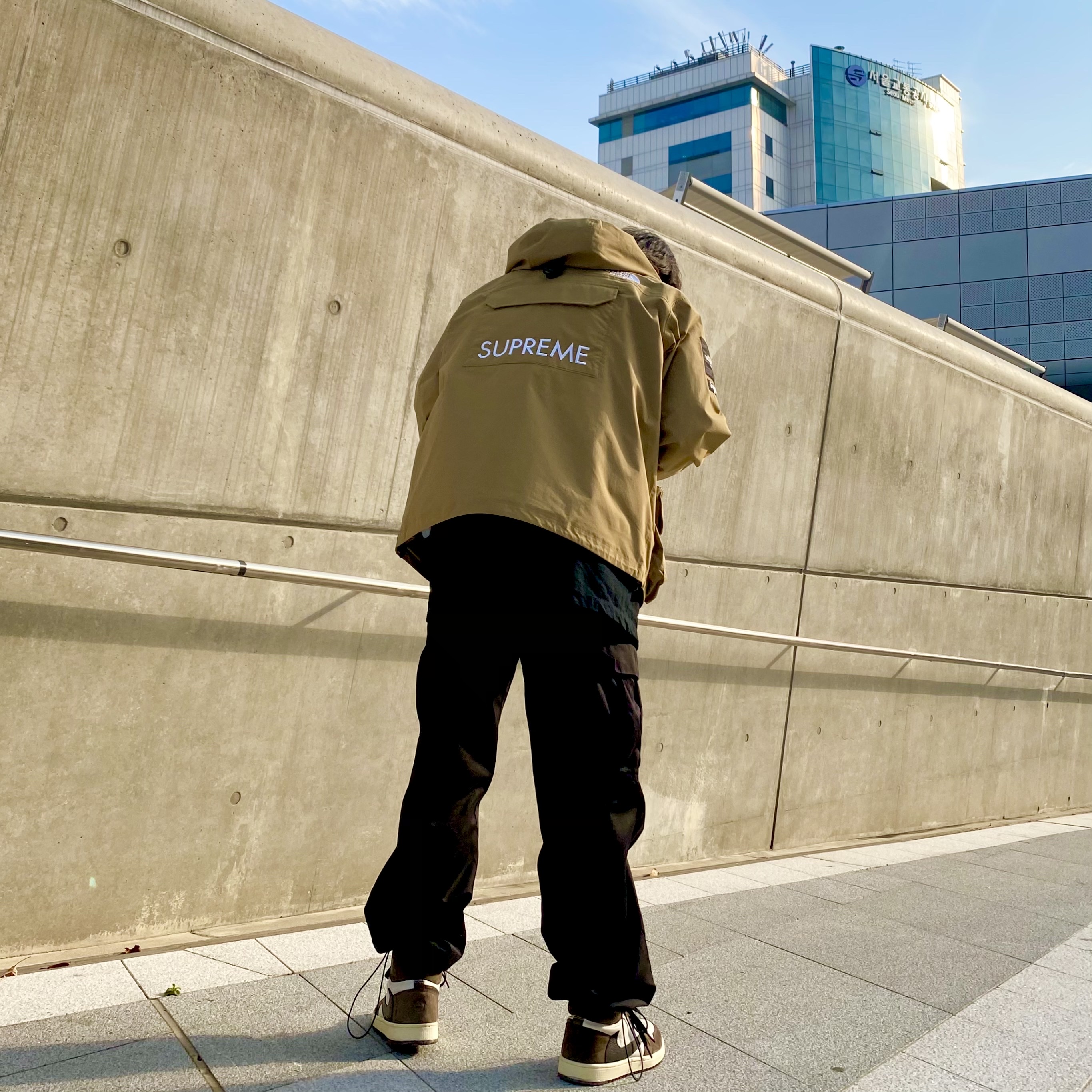Jordan 1 x Travis Scott Retro High OG SP Mocha, Supreme x The North Face Cargo Jacket Gold - 20SS 착용 스타일
