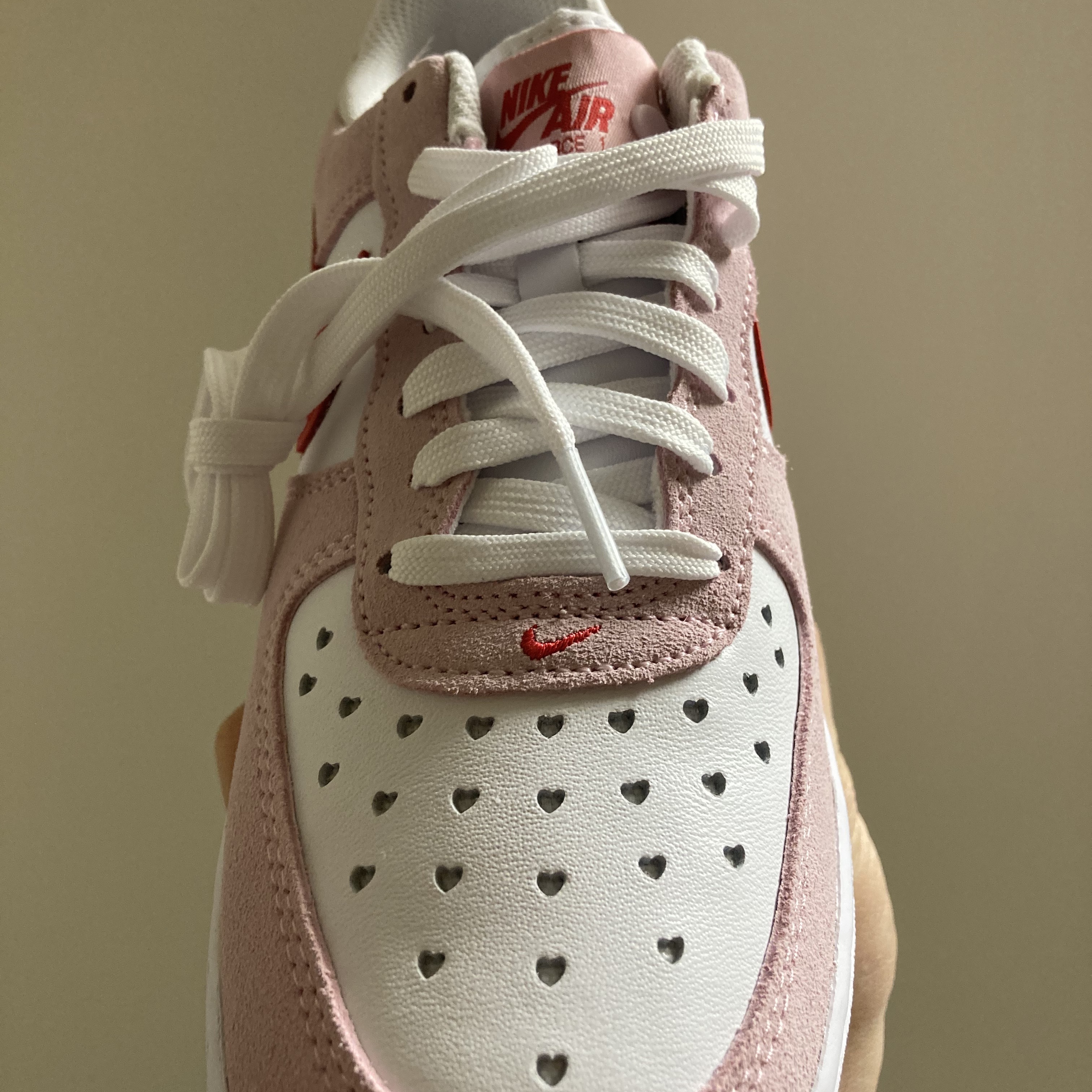 Nike Air Force 1 '07 QS Valentine's Day 착용 스타일 - 2