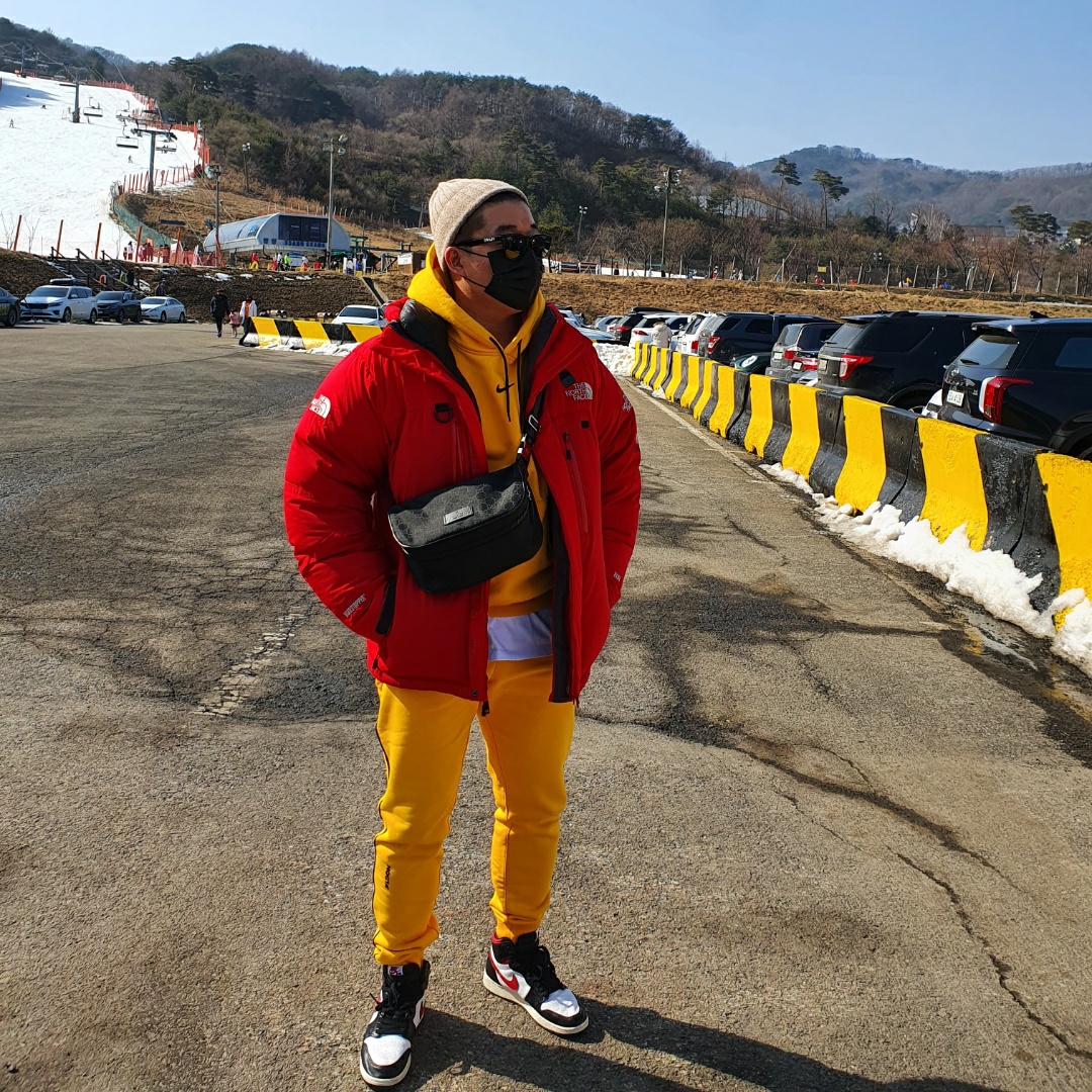 Jordan 1 Retro High OG Gym Red, Nike x Drake Nocta Essential Hoodie University Gold - Asia 착용 스타일