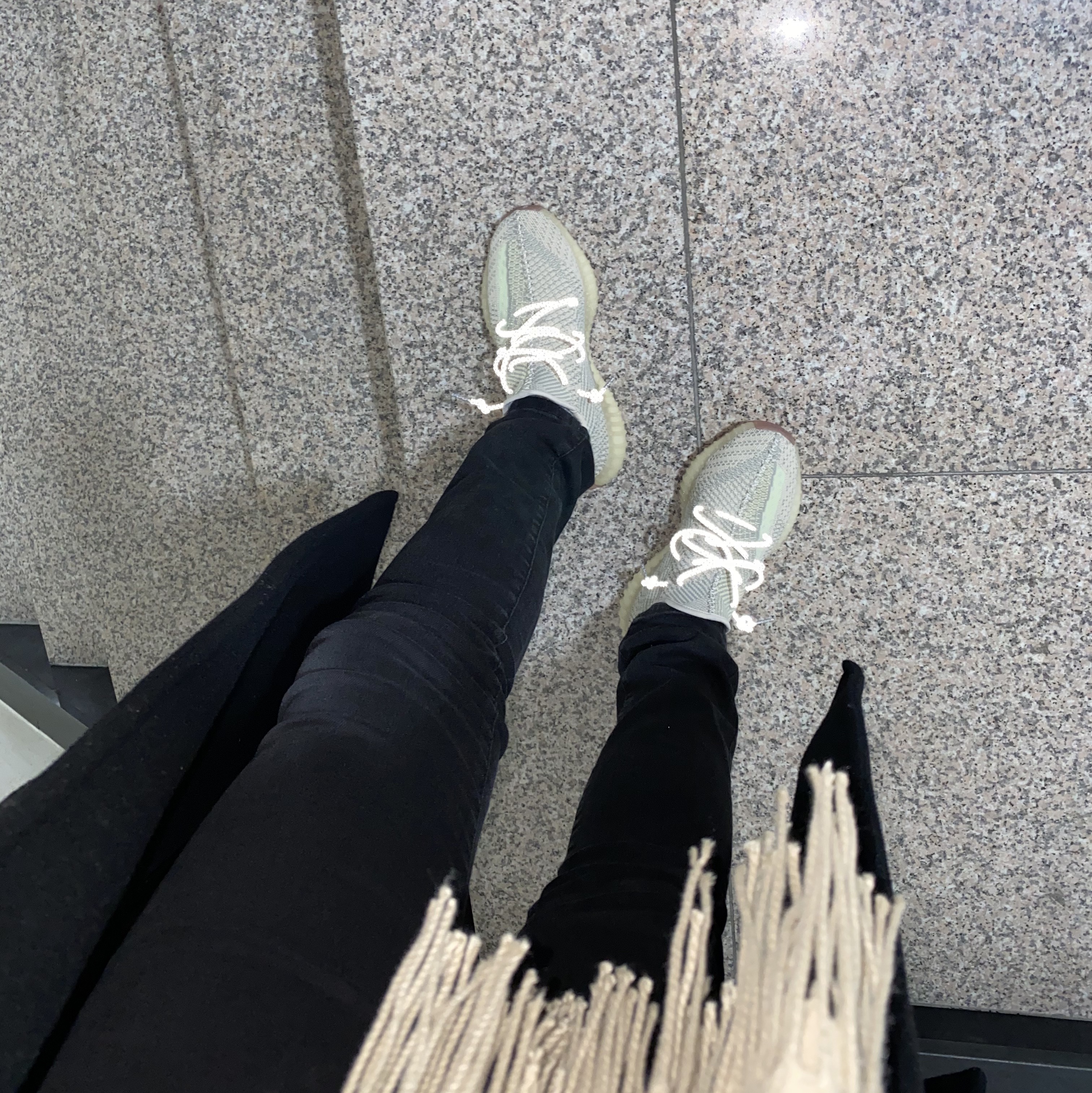 Adidas Yeezy Boost 350 V2 Citrin - Non-Reflective 착용 스타일 - 3